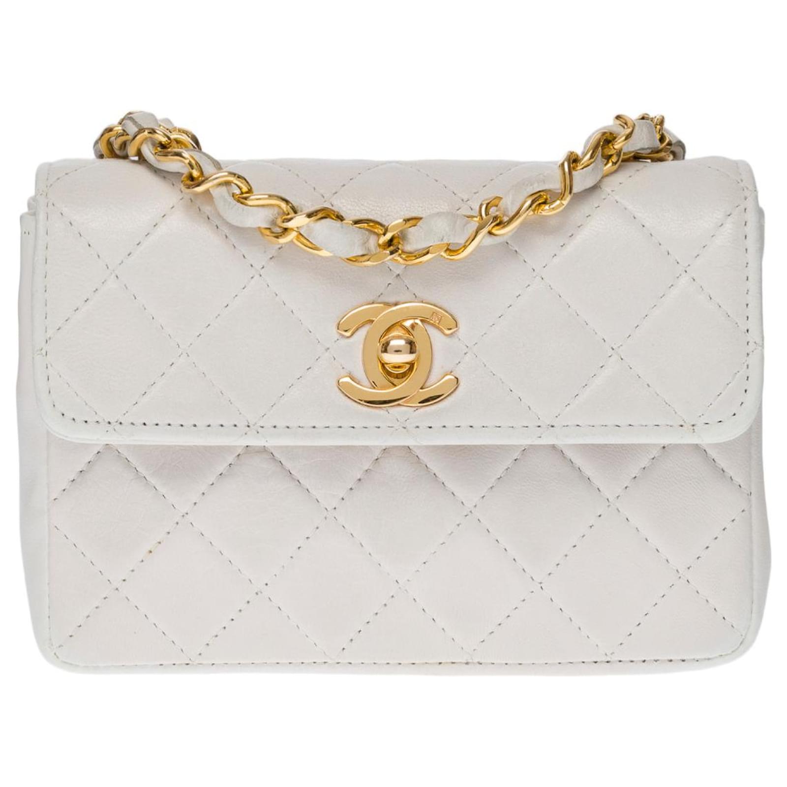 Superb Chanel Mini Classic Flap bag shoulder bag in white quilted leather,  garniture en métal doré