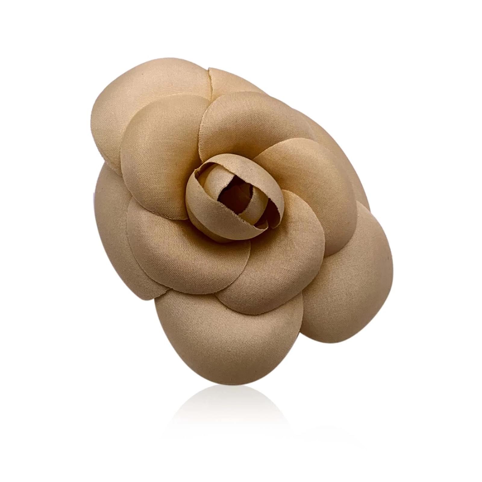 Chanel Vintage Beige Silk Camelia Camellia Flower Pin Brooch ref.494545 -  Joli Closet