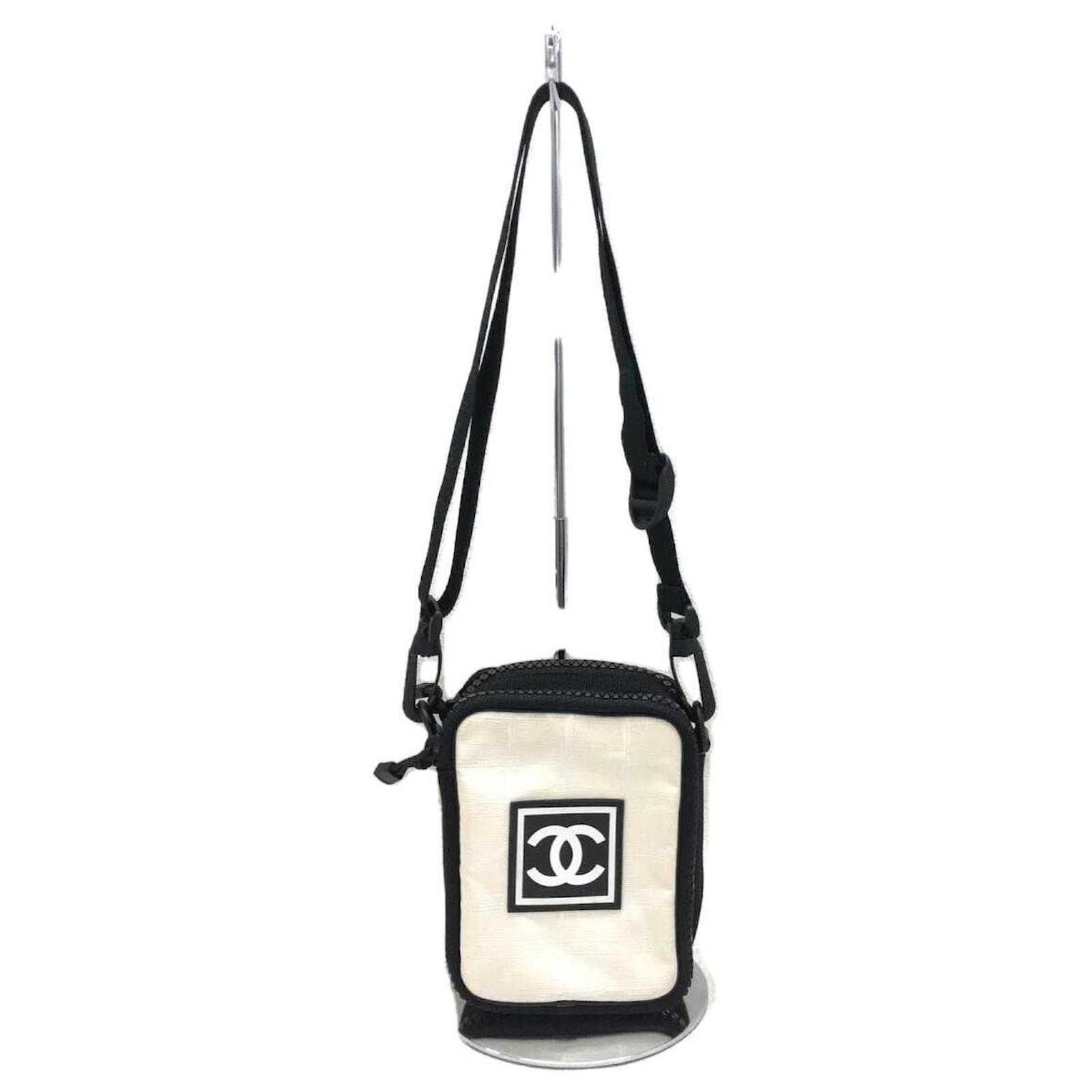 Línea CHANEL Sports / Marca Coco / Mini bandolera / Nailon / WHT / Liso  Blanco Poliéster ref.495039 - Joli Closet