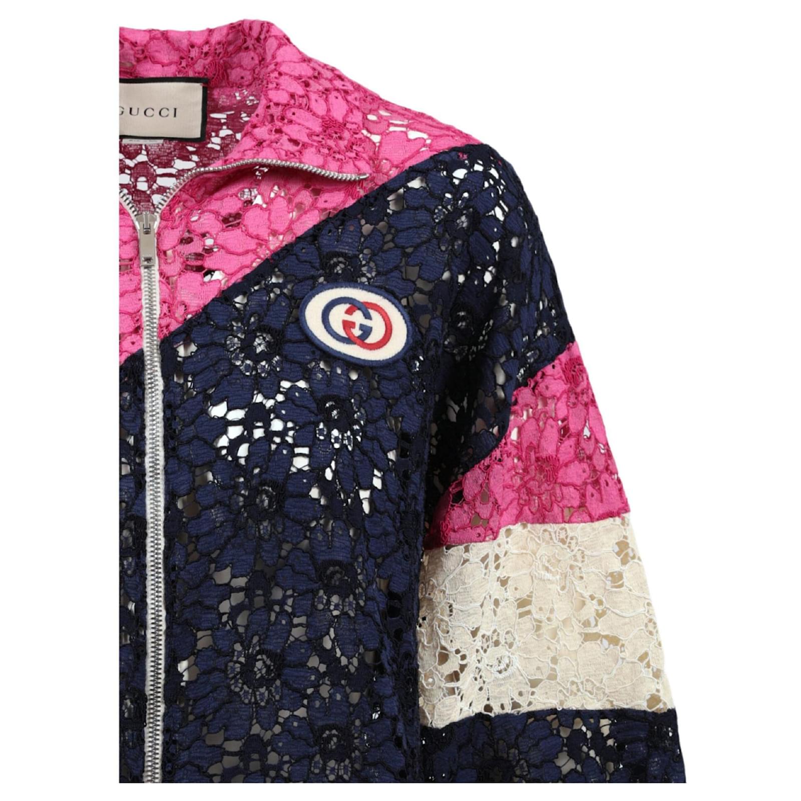 Chaqueta corta de felpa con guipur y capucha. | LOSAN