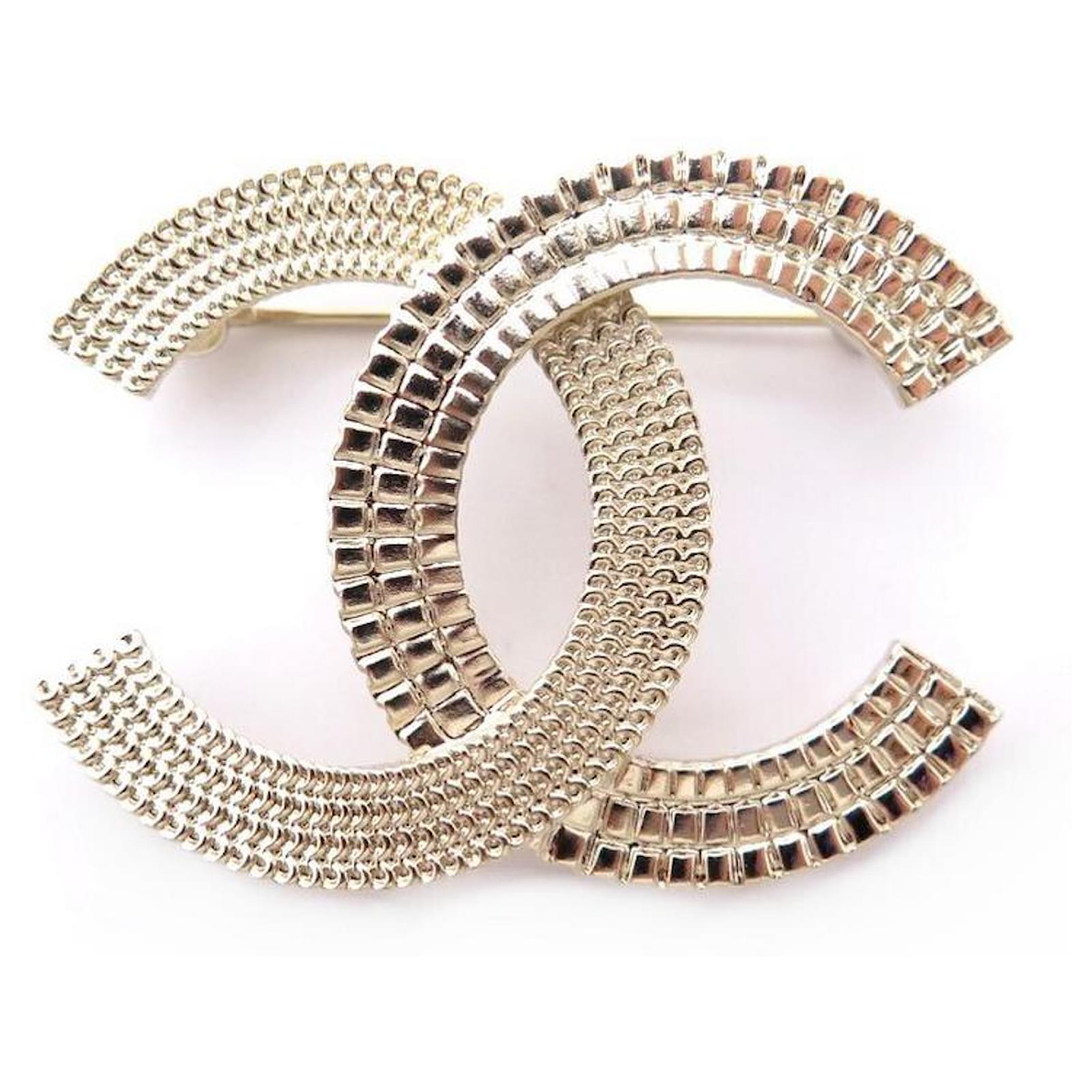 Other jewelry NEW CHANEL LOGO CC BROOCH IN GOLD METAL GUILLOCHE