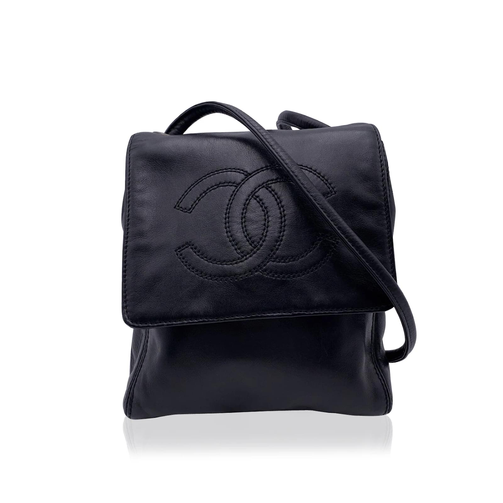 Chanel Vintage Black Smooth Leather CC Logo Shoulder Bag Purse ref.504440 -  Joli Closet
