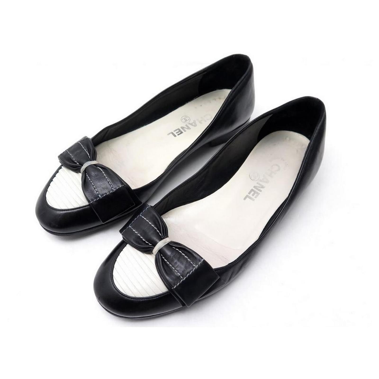 CHANEL BALLERINAS BOW SHOES 38 BLACK & WHITE LEATHER LOAFFERS SHOES  ref.505758 - Joli Closet