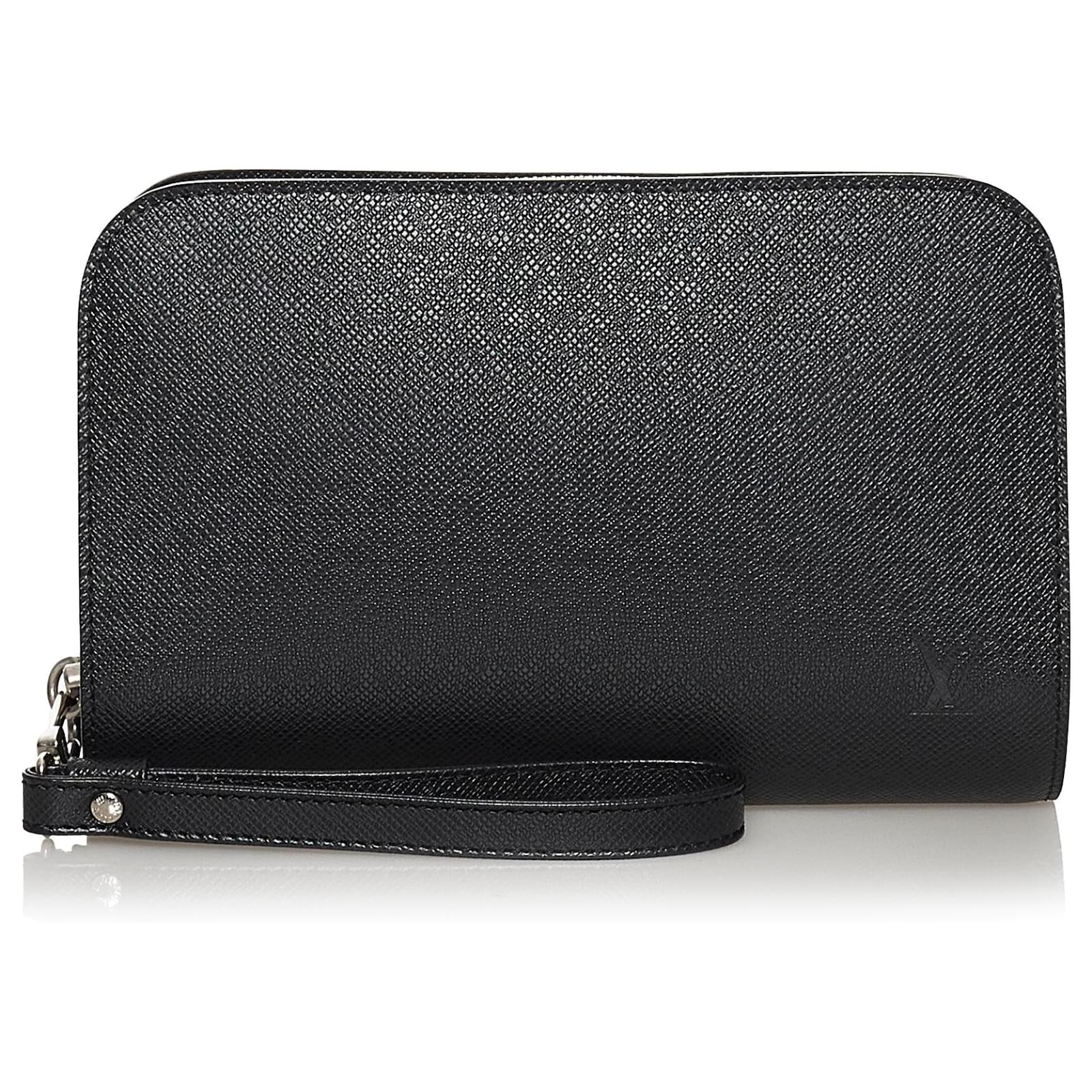 Louis Vuitton Black Taiga Baikal Clutch Bag Leather ref.274478 - Joli Closet