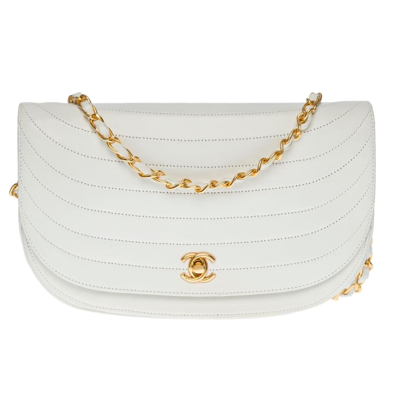 Timeless Lovely Chanel Classique demi-lune handbag in white