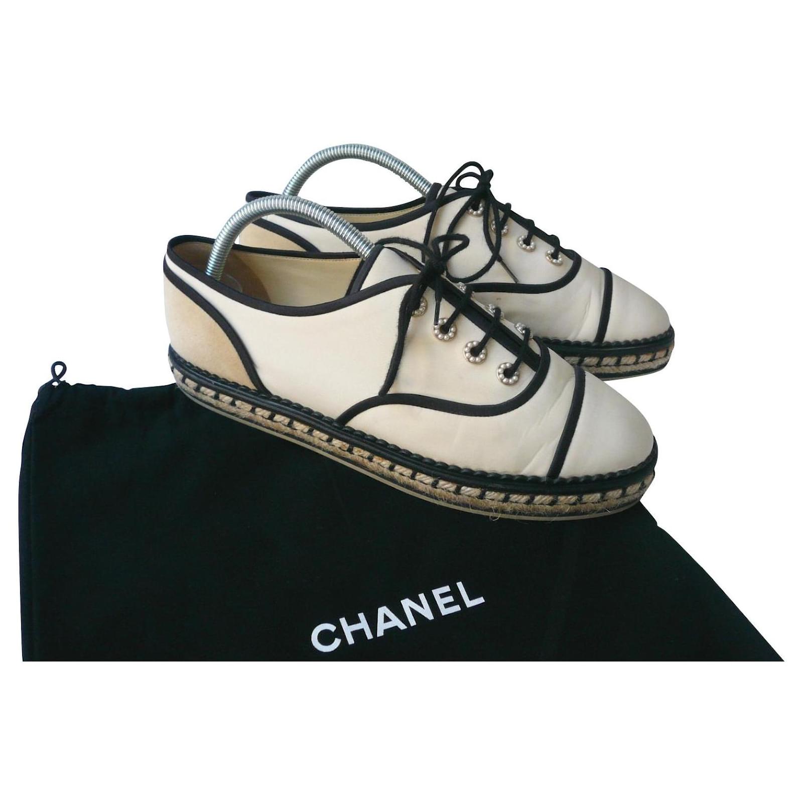 CHANEL Derbies and beige and black canvas and leather T41 IT Deerskin Cloth  ref.528821 - Joli Closet