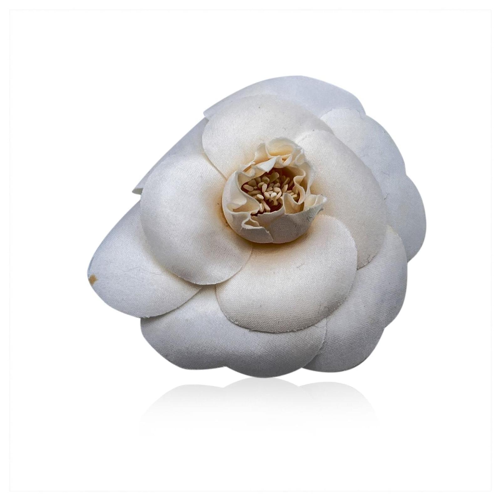 Chanel Alfinete broche vintage flor de seda branca camélia camélia Branco  ref.535205 - Joli Closet
