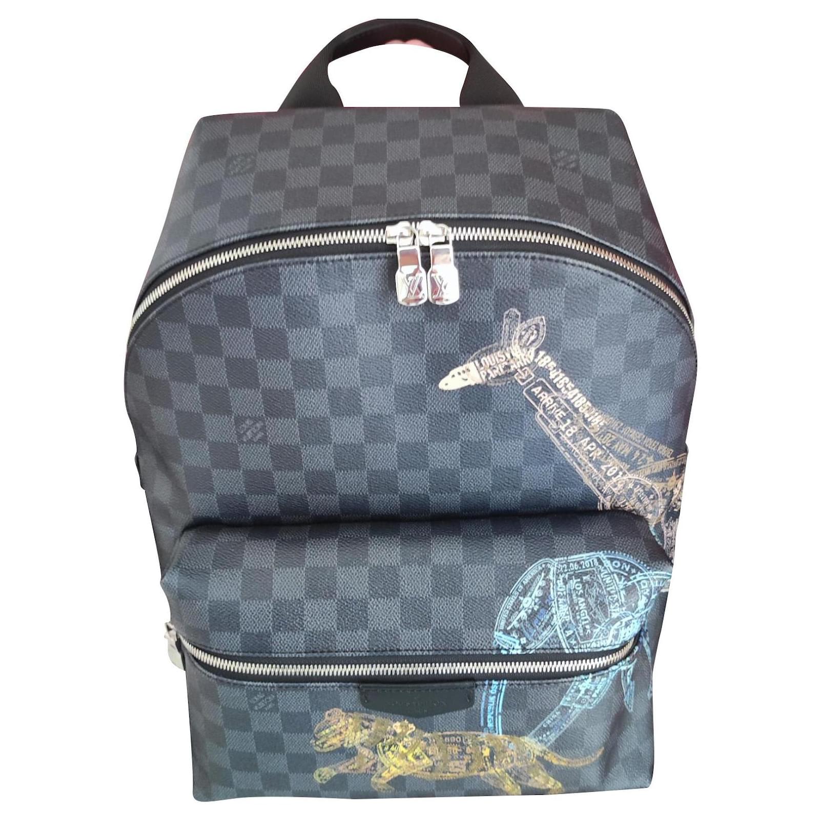inside of louis vuitton backpack