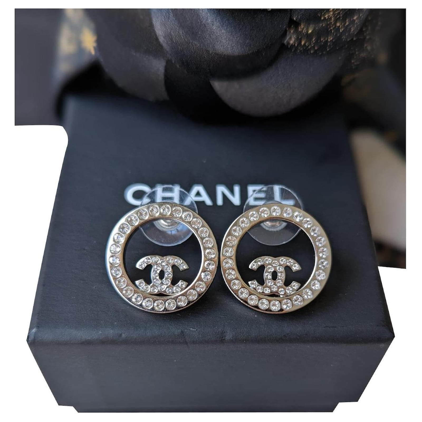 Chanel CC B20V Logo Crystal SHW Round earrings Silvery Metal ref.541229 -  Joli Closet