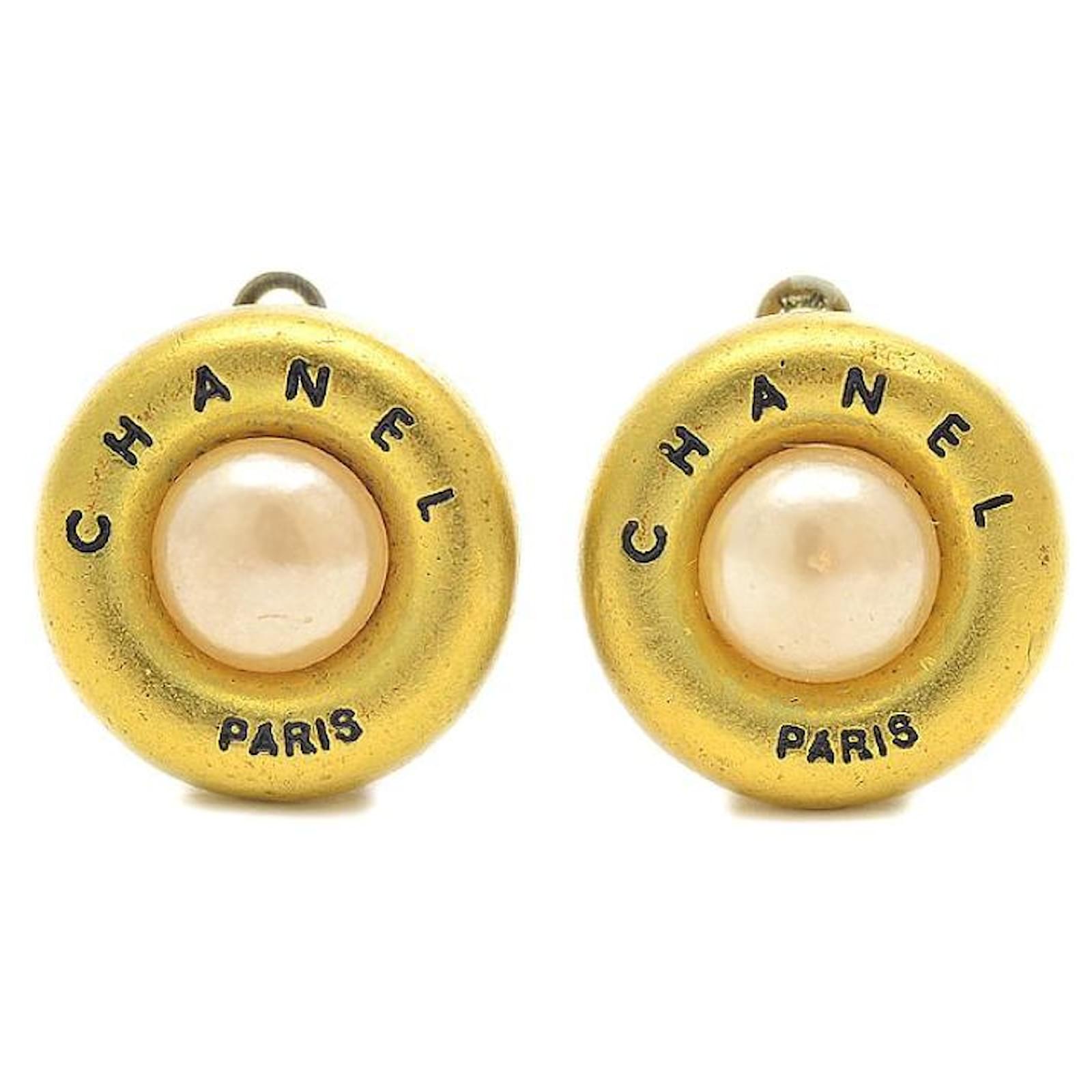 Used] Chanel Logo Pearl Earrings Gold 94a Golden Gold-plated ref.543363 -  Joli Closet