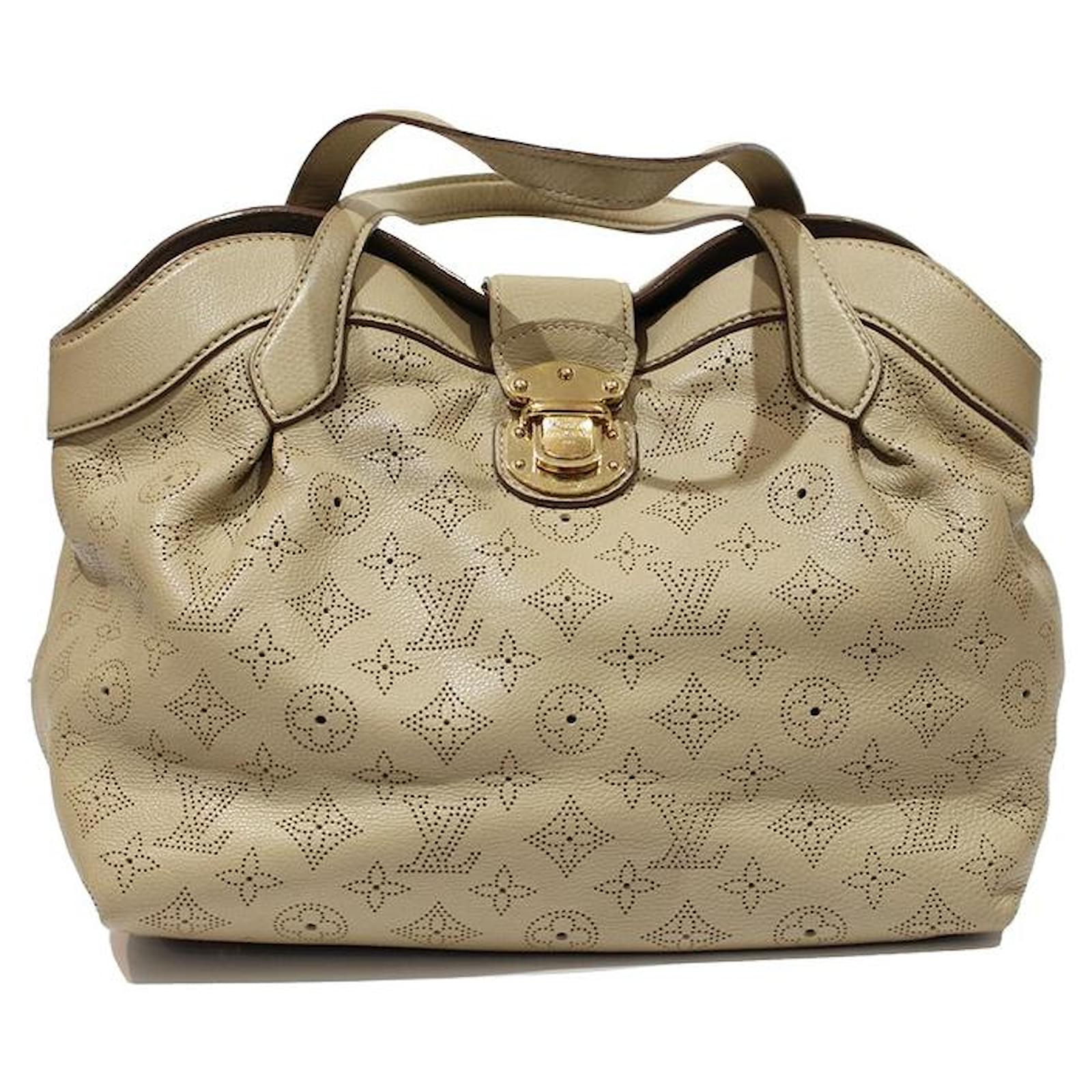Louis Vuitton Handbags Beige Leather ref.545501 - Joli Closet