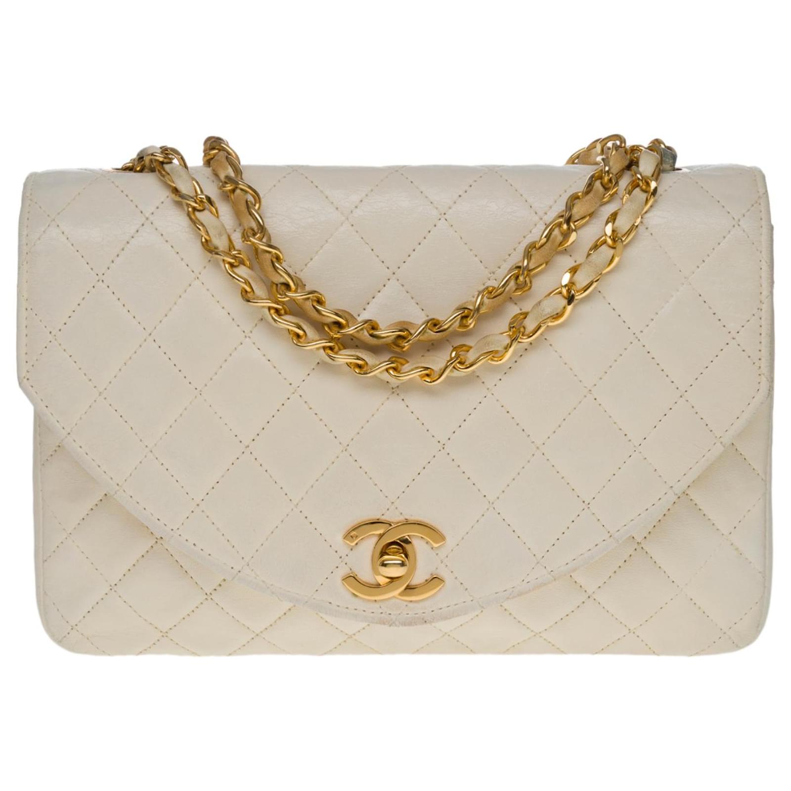 Timeless Very beautiful Chanel Classique Flap bag handbag in ecru quilted  lambskin, garniture en métal doré Cream Leather  - Joli Closet