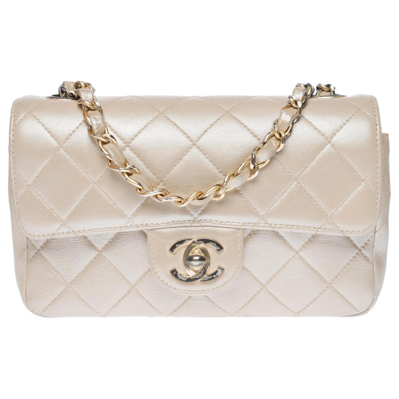 Seltene Chanel Timeless Mini Flap Bag Handtasche aus gestepptem Leder mit  Metallic-Perlmutt, garniture en métal doré Aus weiß ref.546689 - Joli Closet