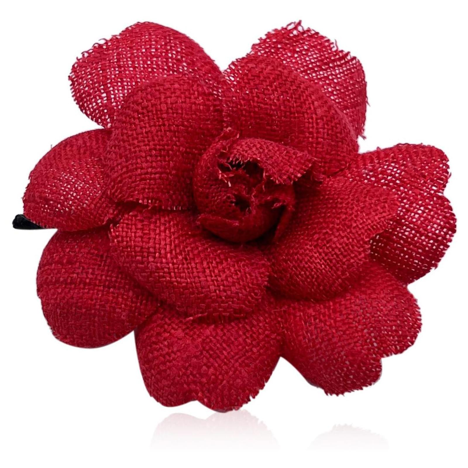 Chanel Broche de pin de flor de camelia de lona roja vintage Lienzo   - Joli Closet