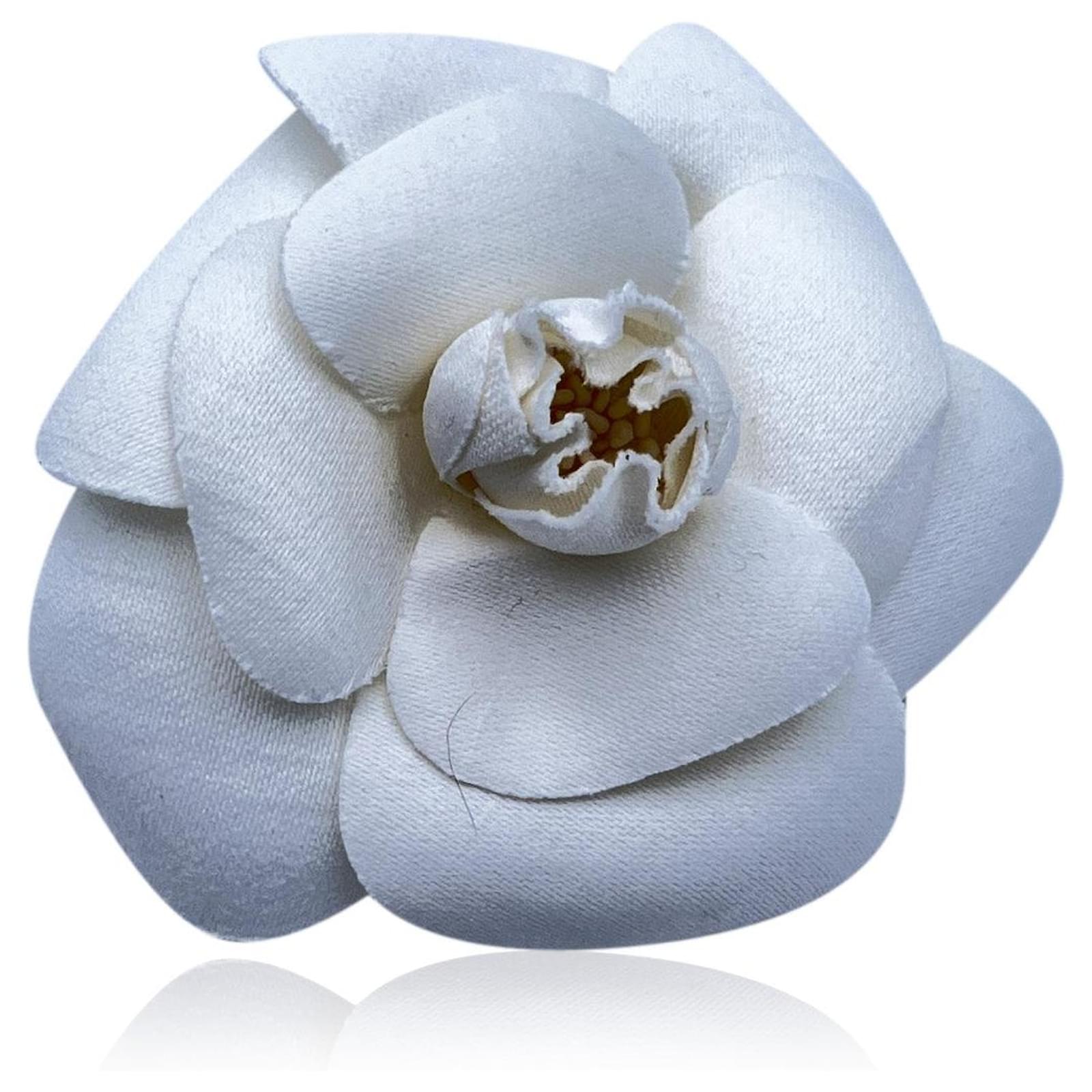 Chanel Broche de alfinete de flor de camélia de tecido branco vintage  vintage Lona ref.550798 - Joli Closet