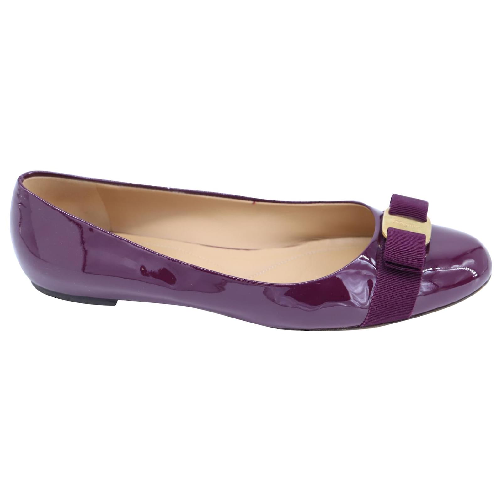 Salvatore Ferragamo Varina Bow Flat in Purple Patent Leather ref.553821 - Joli