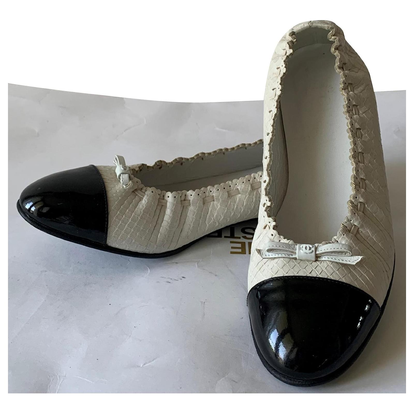 Chanel Ballet flats Black White Patent leather Lambskin ref.511790