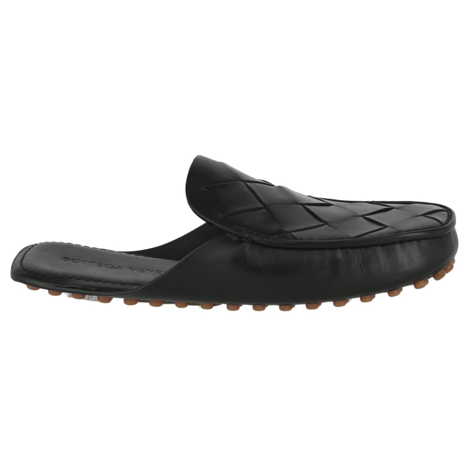 Intrecciato Leather Slippers in Black - Bottega Veneta