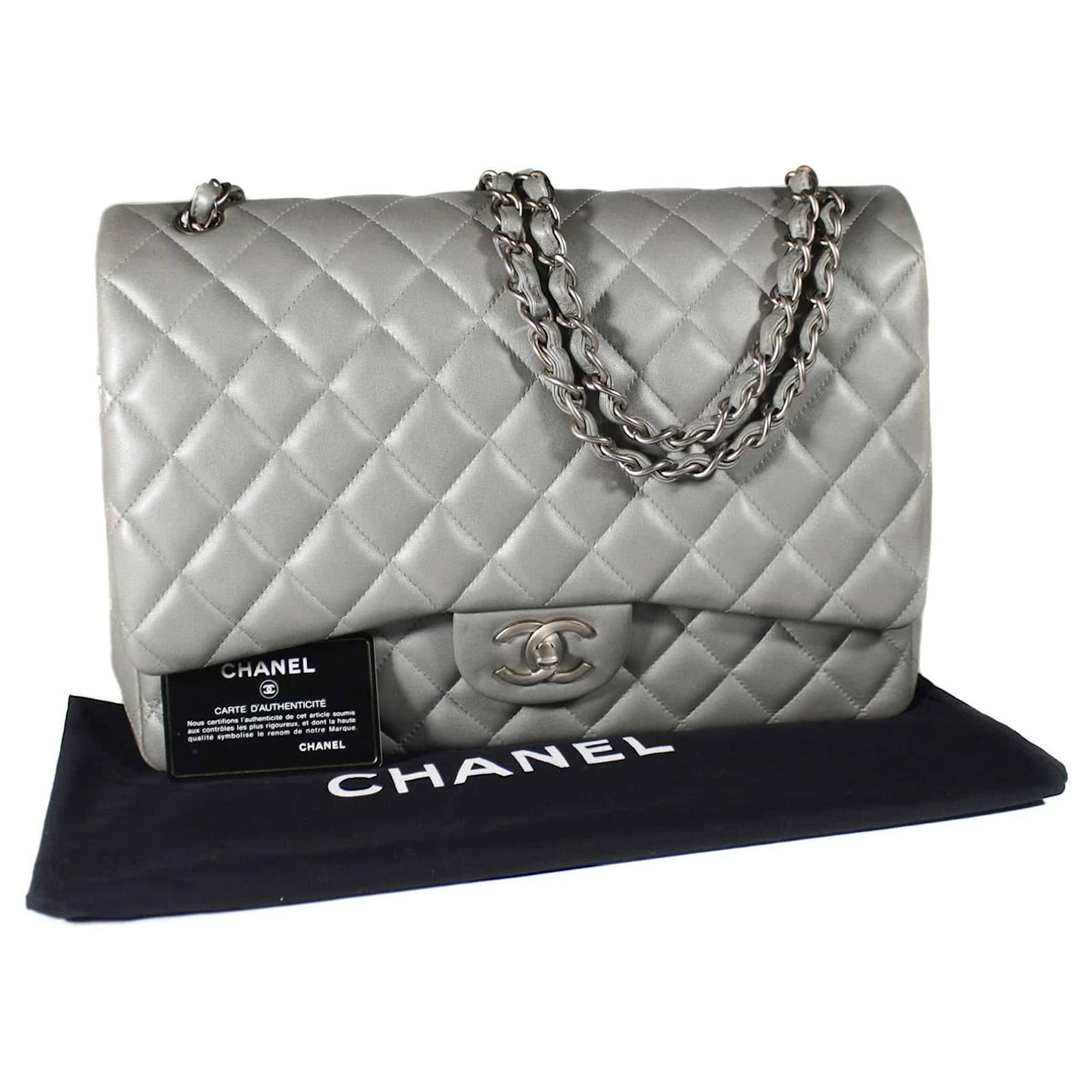 Timeless Chanel Classic lined Flap Maxi Silver Lambskin Silvery Leather  ref.564238 - Joli Closet