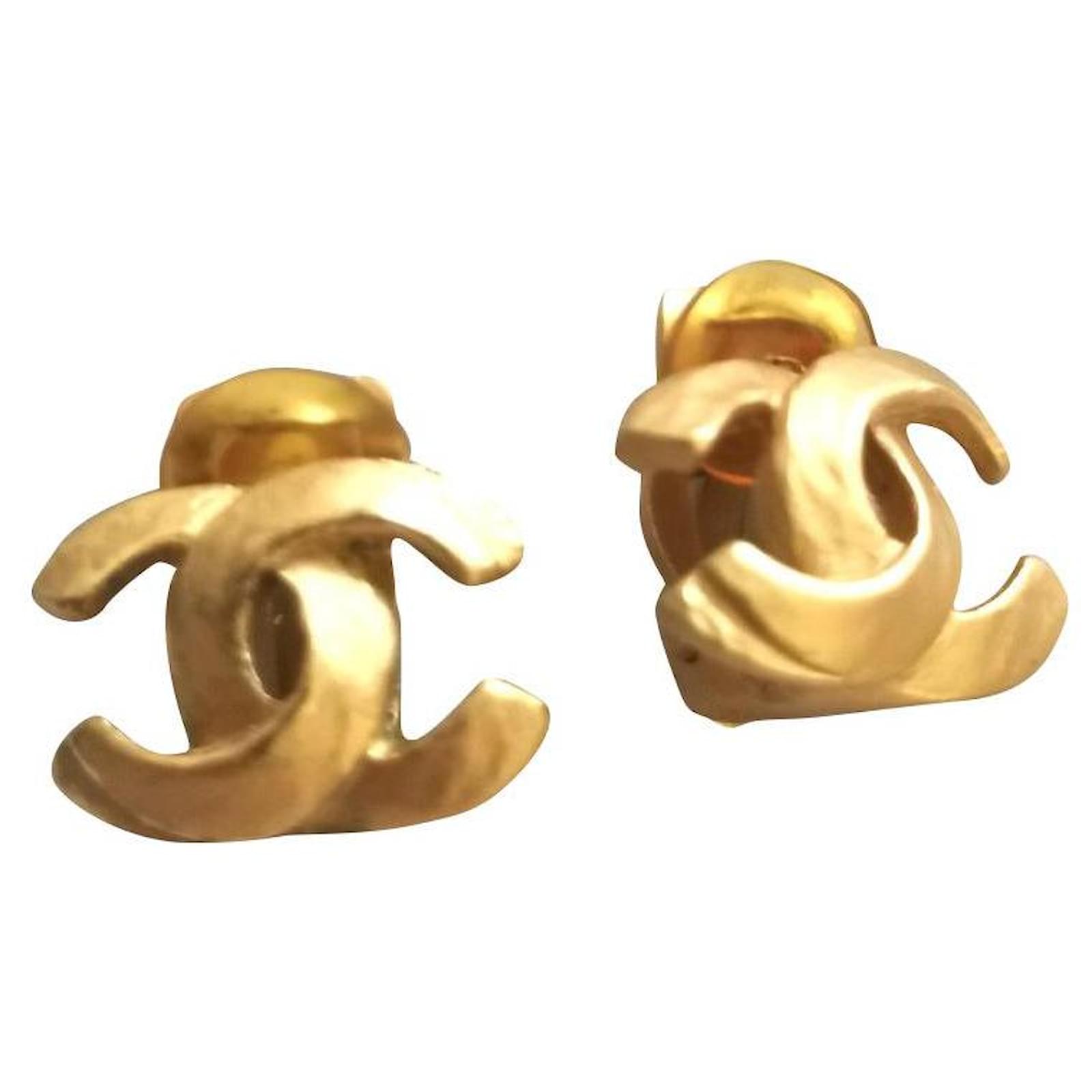 Classic Chanel CC clip on Earrings Gold hardware Metal ref.565618