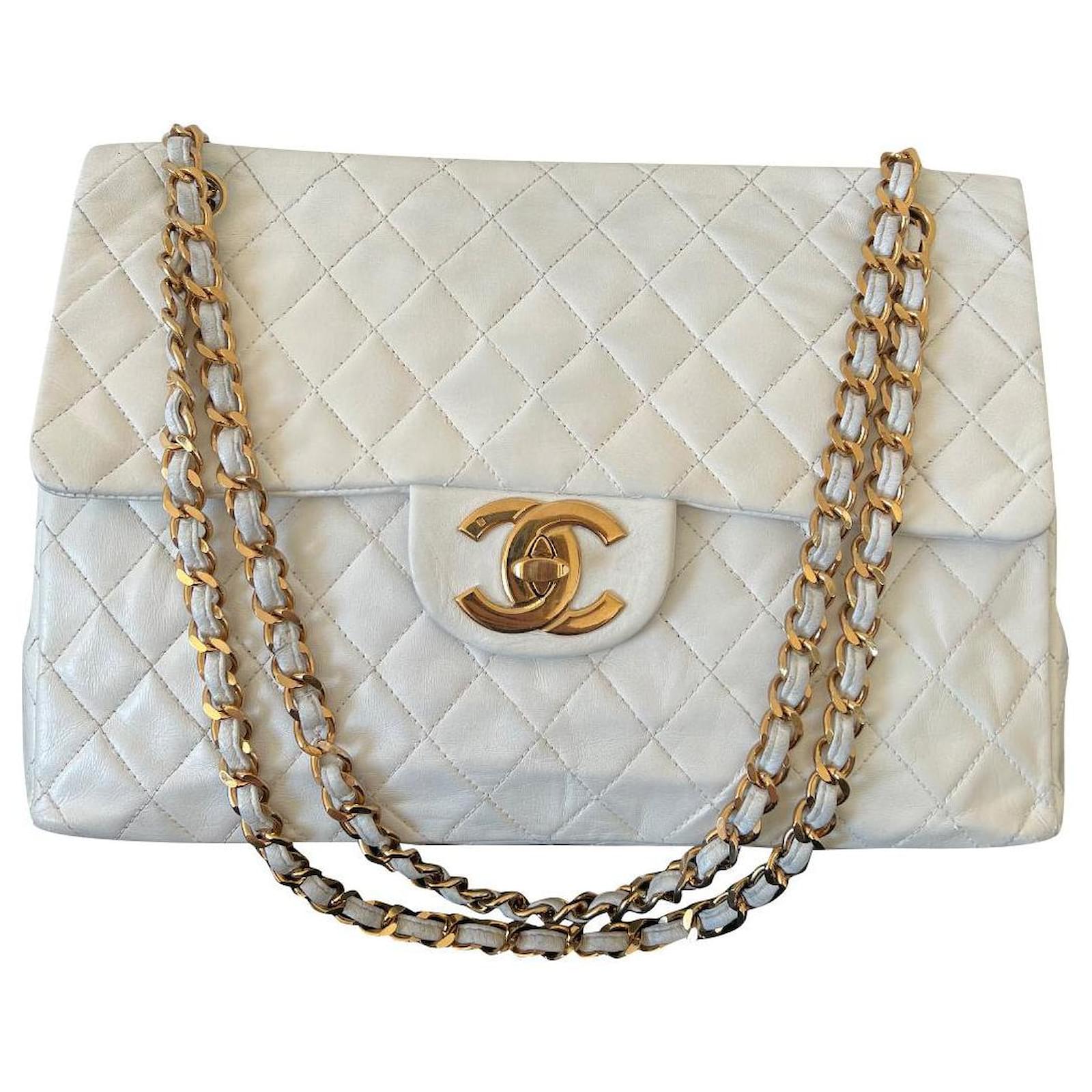 Timeless Chanel maxi logo flap White Lambskin ref.565679 - Joli Closet