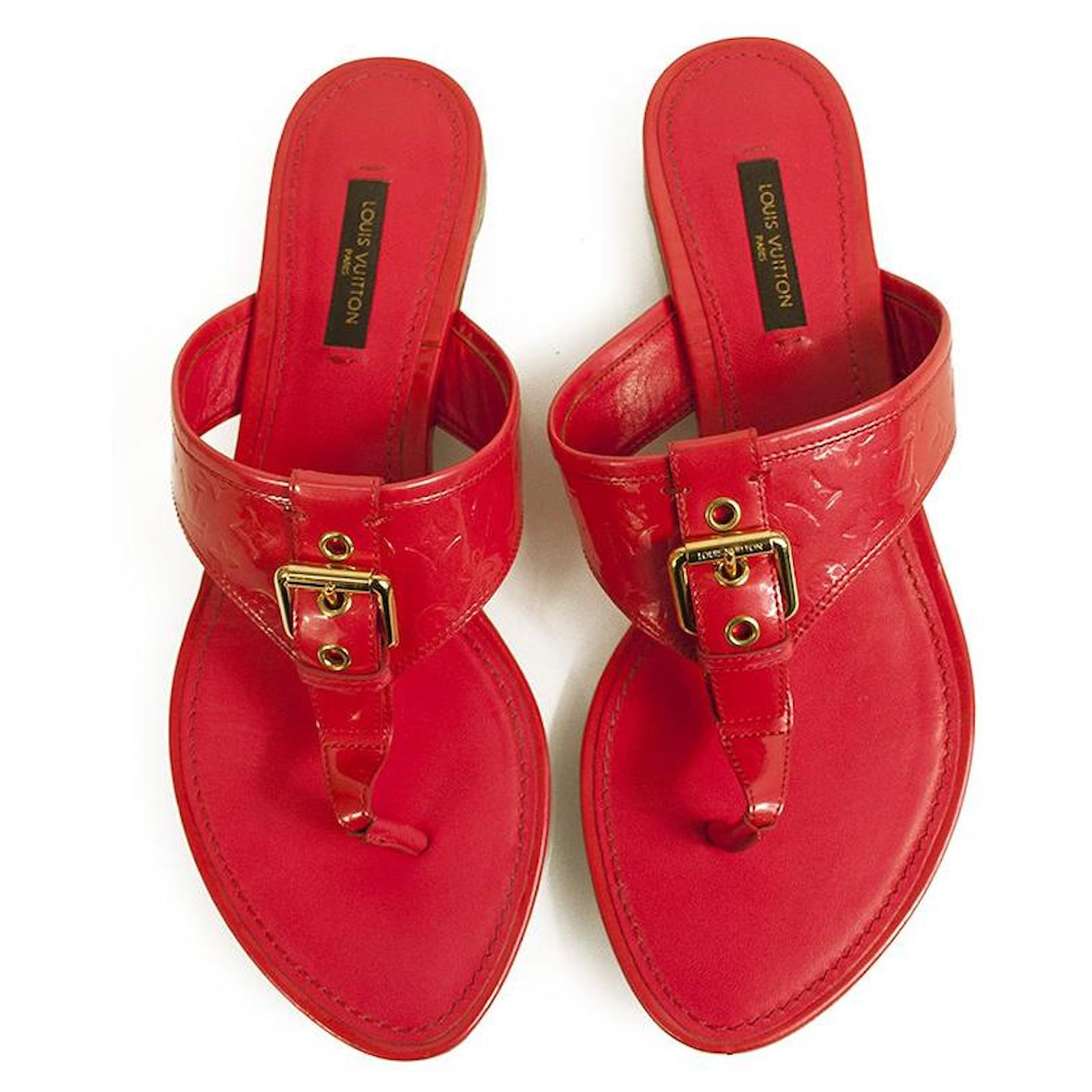 Louis Vuitton Fuchsia Red Monogram Vernis Flat Thong Gold Tone Buckle  Sandals 38 Pink Leather ref.567901 - Joli Closet