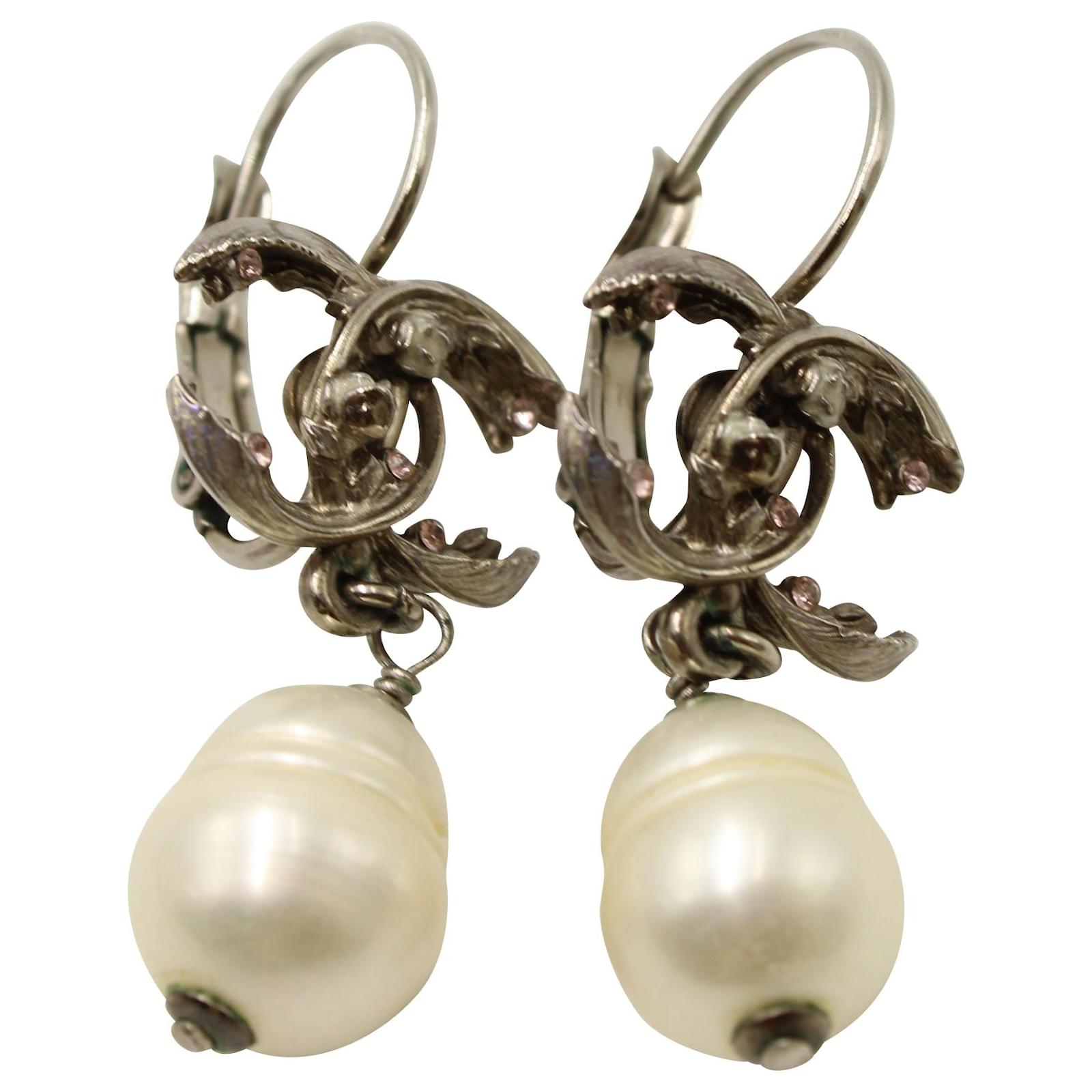 Boucles d'oreilles à clip en grappe. Fausses perles et strass bleus. Quatre strass bleus, trois perles blanches par boucle d'oreille. Boucles d'oreilles de mariage parfaites - France