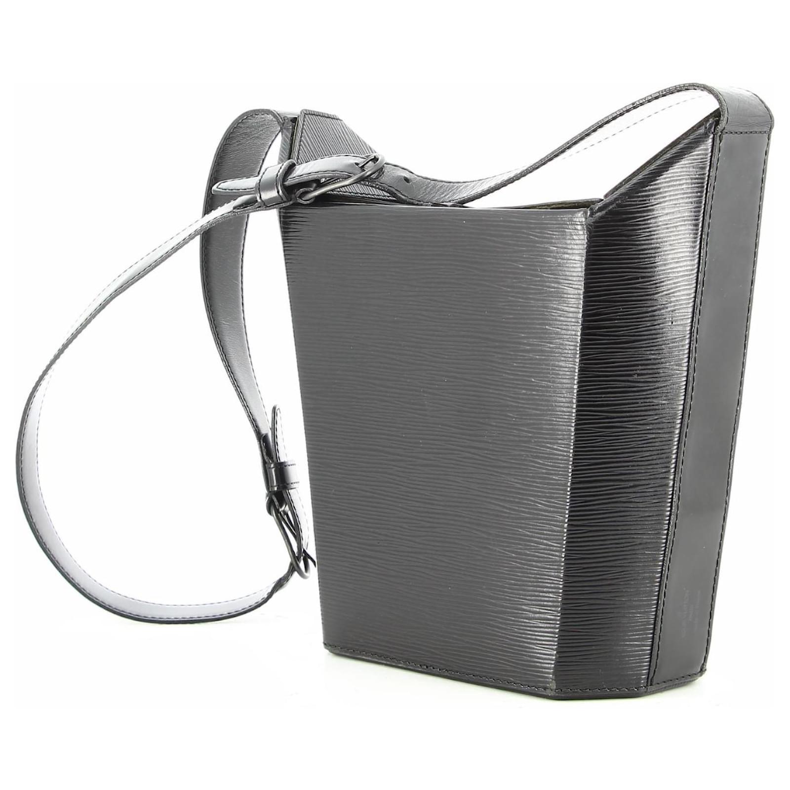 Louis Vuitton epi leather bag Black ref.572585 - Joli Closet