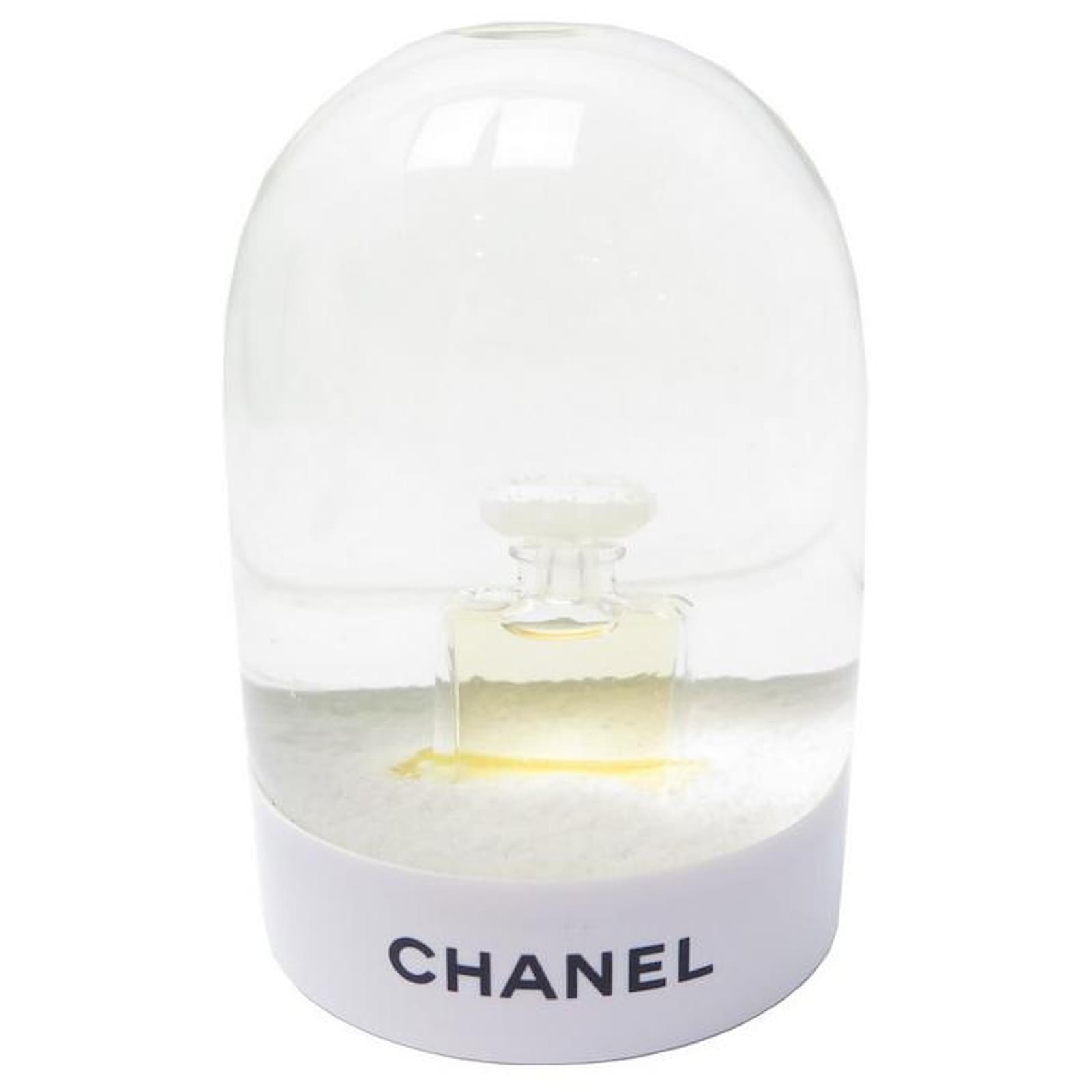 CHANEL SNOW GLOBE SMALL MODEL BOTTLE NUMBER 5 CLEAR GLASS SNOW BALL  ref.573490 - Joli Closet