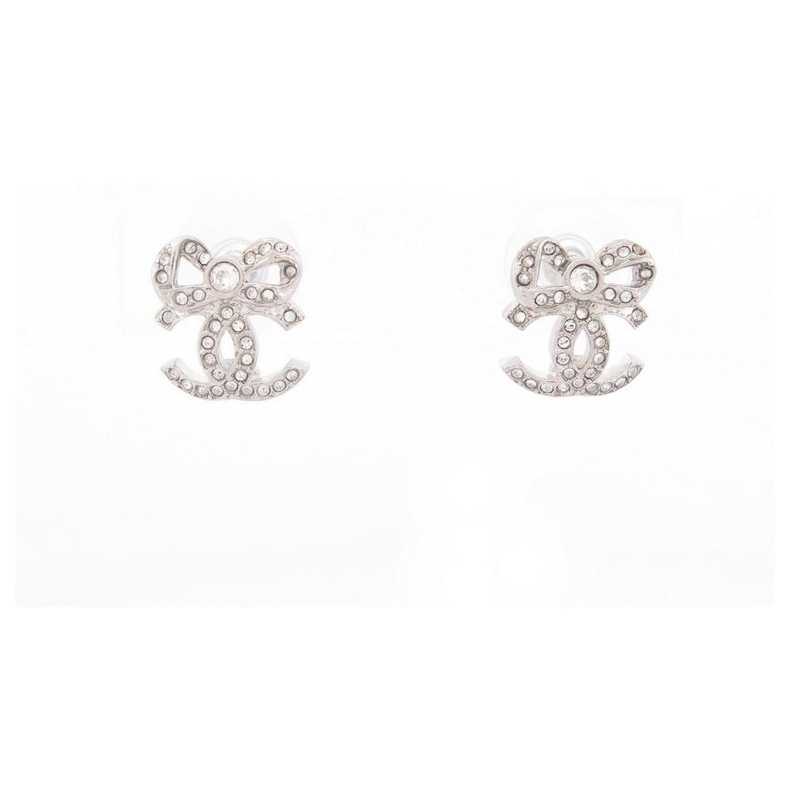 Boucles d'oreilles pendantes en argent et perles | Pruden and Smith