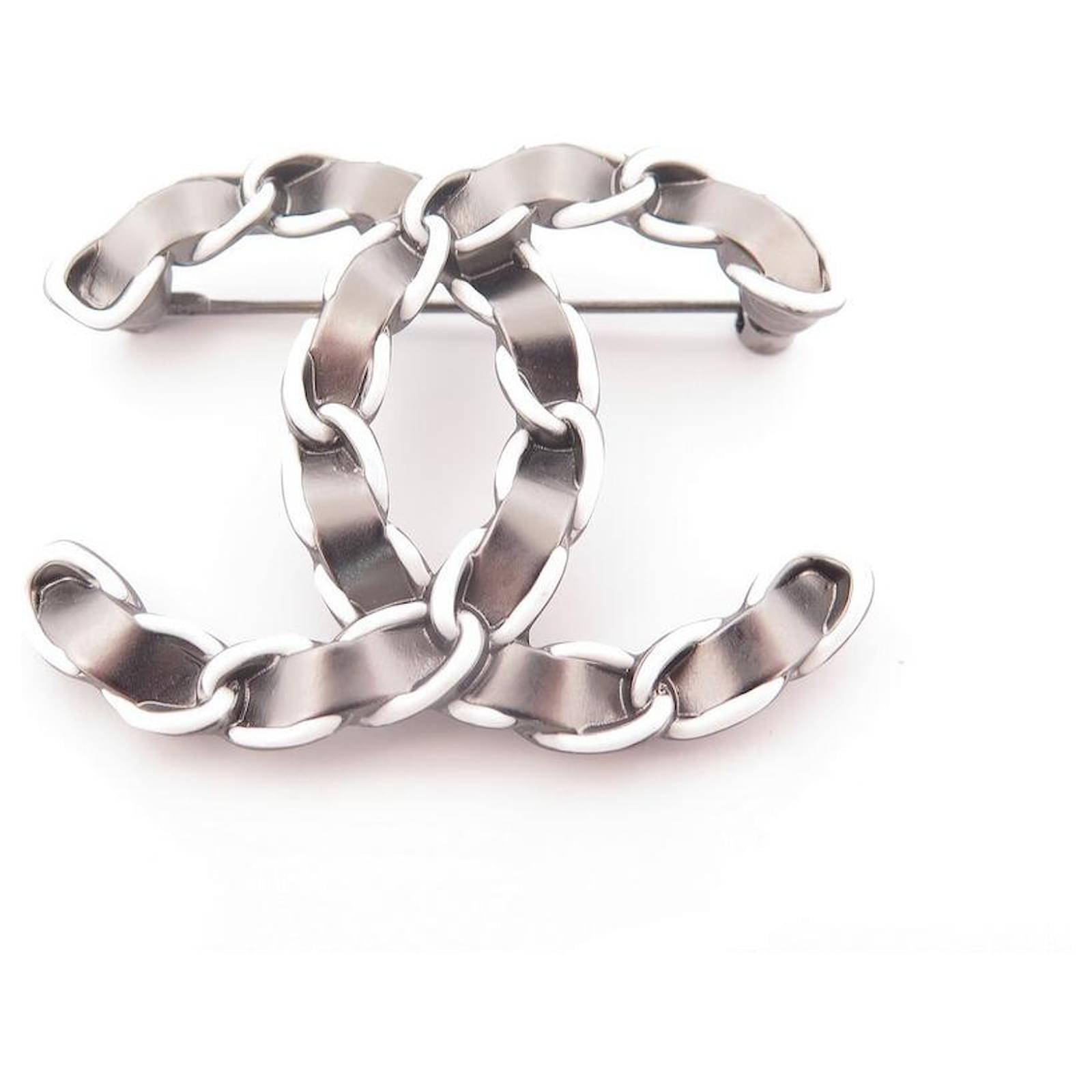 Other jewelry NEW CHANEL LOGO CC BROOCH IN GRAY AND SILVER METAL