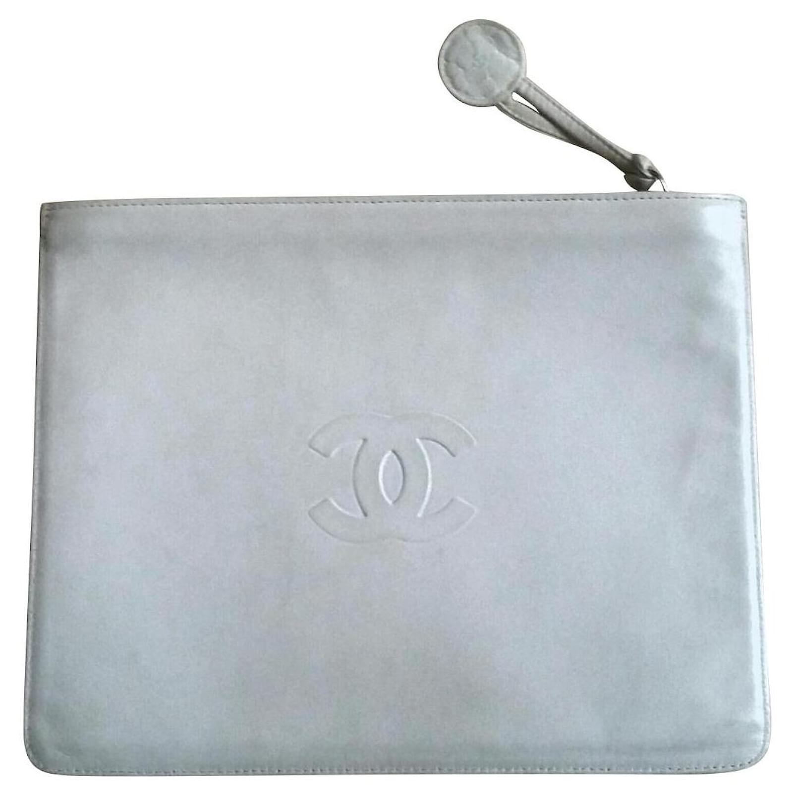 Chanel clutch, Egg shell, CC and Camellia logo Eggshell Leather ref.577737  - Joli Closet