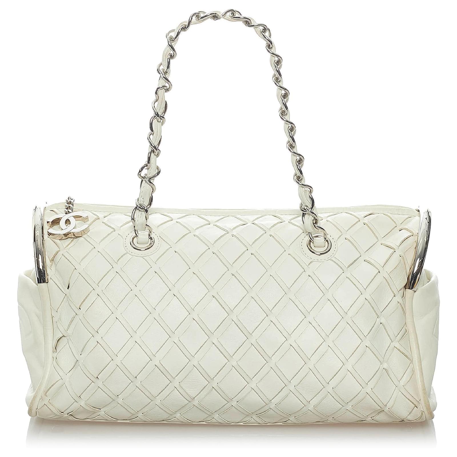 Chanel White Ultimate Soft Sombrero Leather Handbag ref.580351 - Joli ...