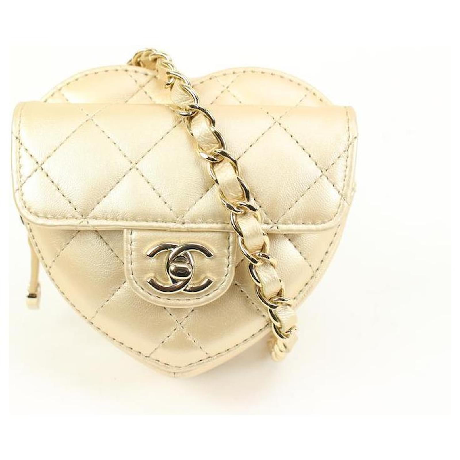 Chanel CC in Love Gold Quilted Lambskin Heart Belt Bag Waist Bag Leather  White gold ref.587684 - Joli Closet
