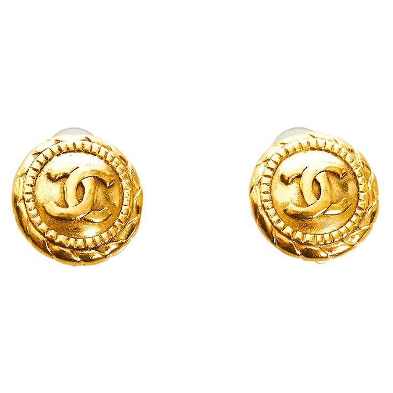 Chanel CC Clip On Earrings Golden Metal ref.601637 - Joli Closet