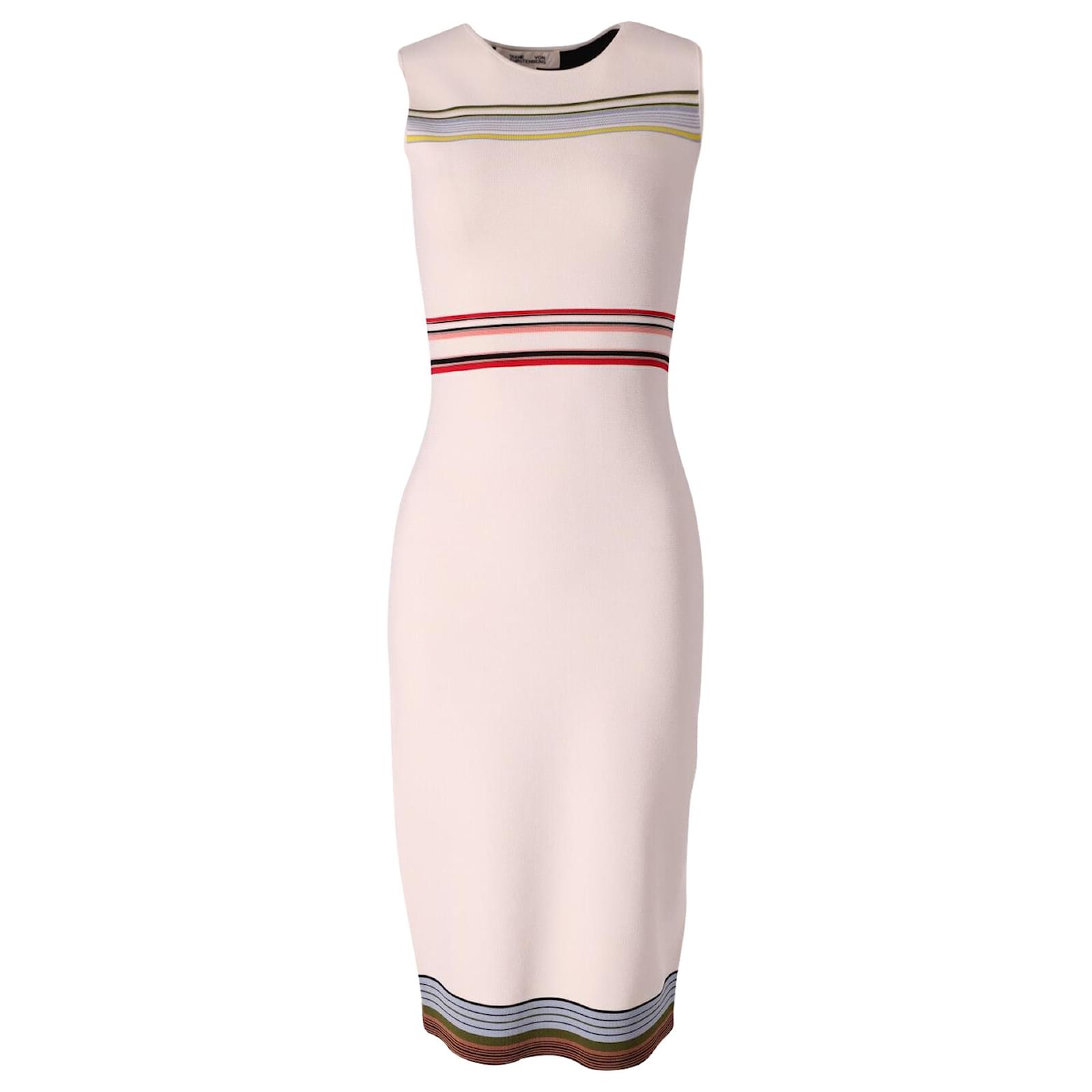 Robe NPTD7 fourreau noire sans manches à col bijou et longueur genou