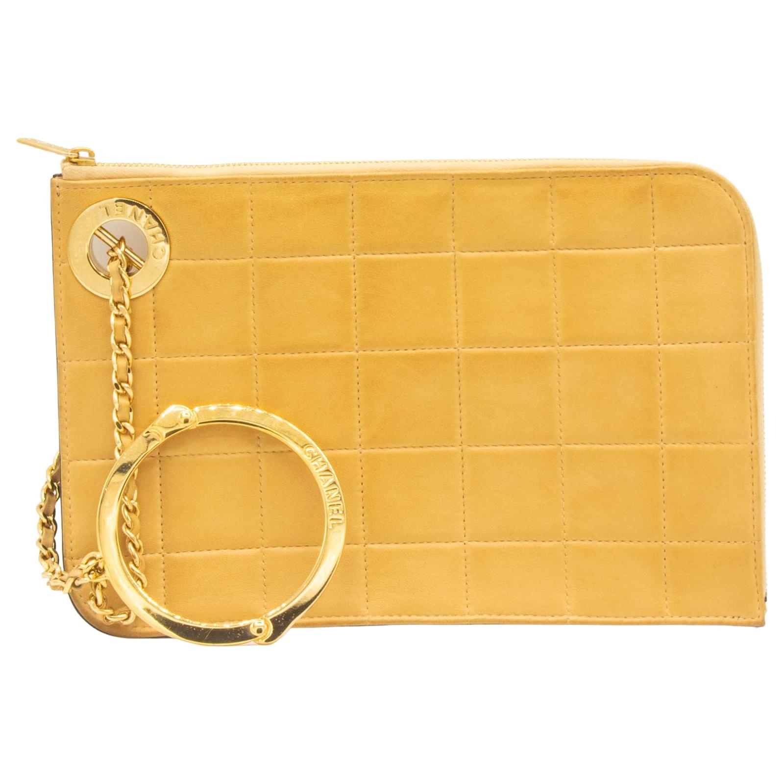 Timeless Chanel Handcuff Pochette Beige Leather Bar Gold ref.608797 - Joli  Closet