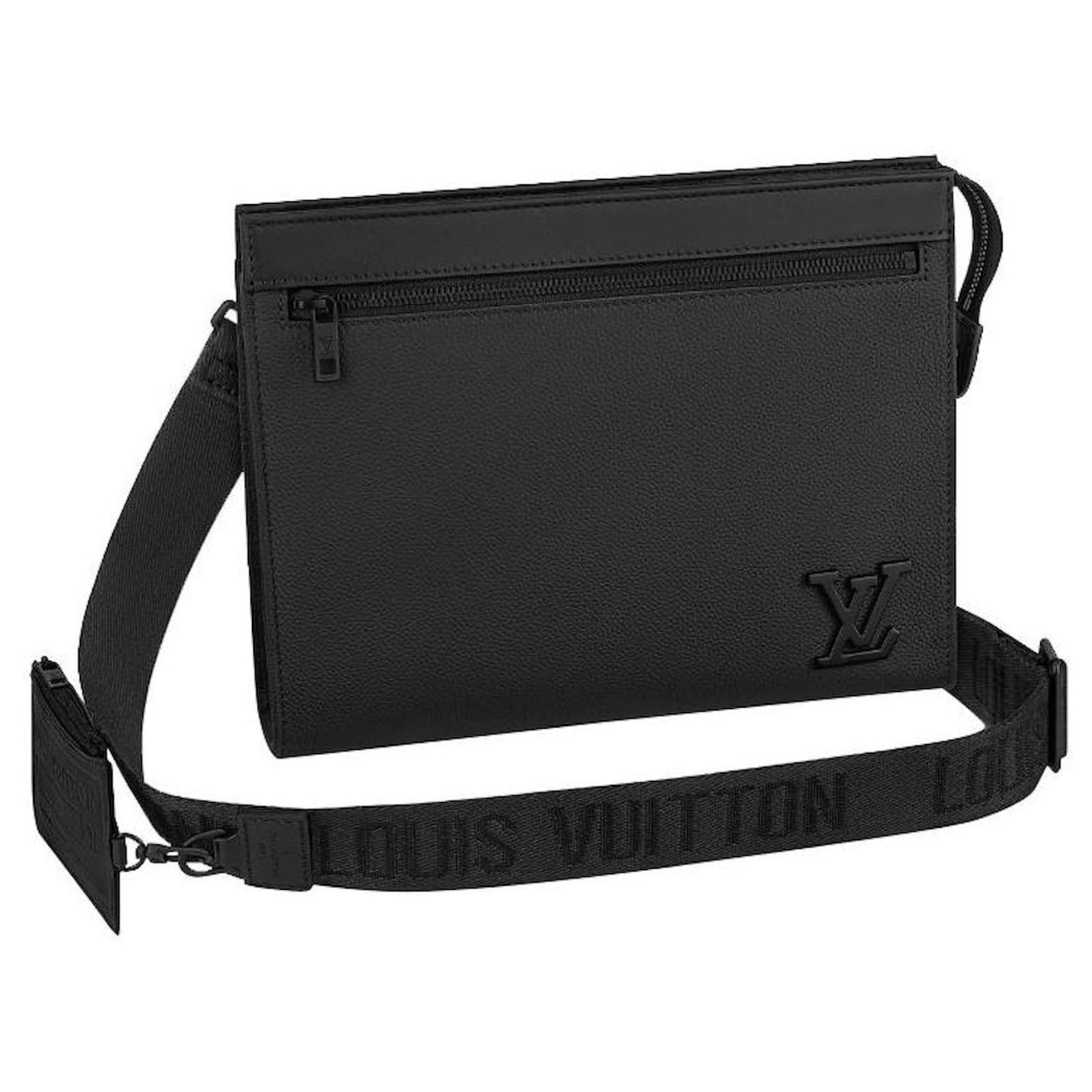 Louis Vuitton LV messenger voyage new Black Leather ref.616373