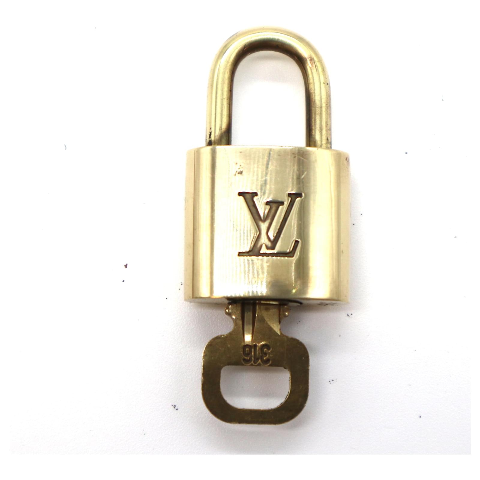 Louis Vuitton Jewellery Golden Metal ref.618417 - Joli Closet