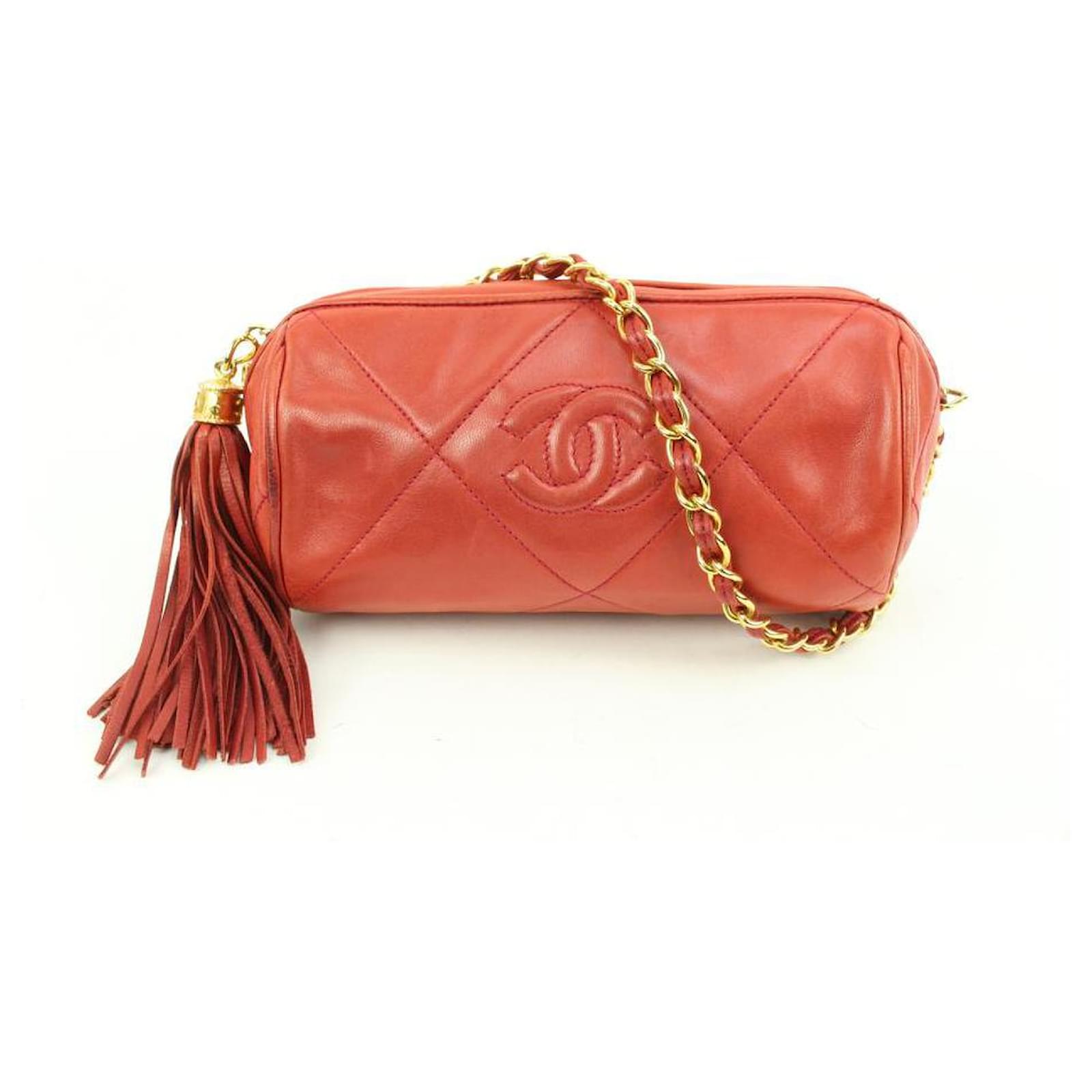 Chanel Bolso bandolera redondo con borlas flecos acolchados en rojo ref.620525 Joli Closet