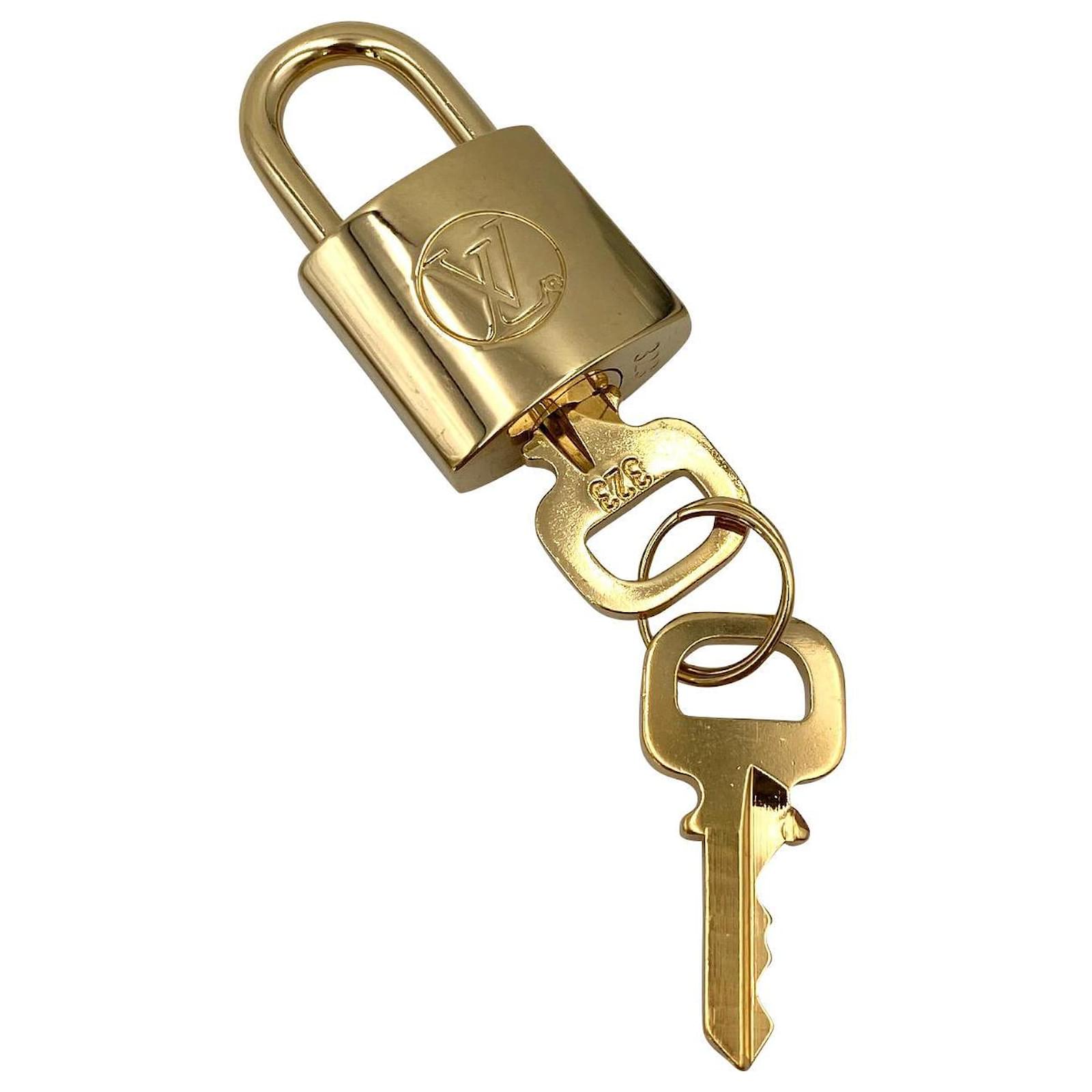 Louis Vuitton padlock 323 GOLD Golden Metal ref.624198 - Joli Closet