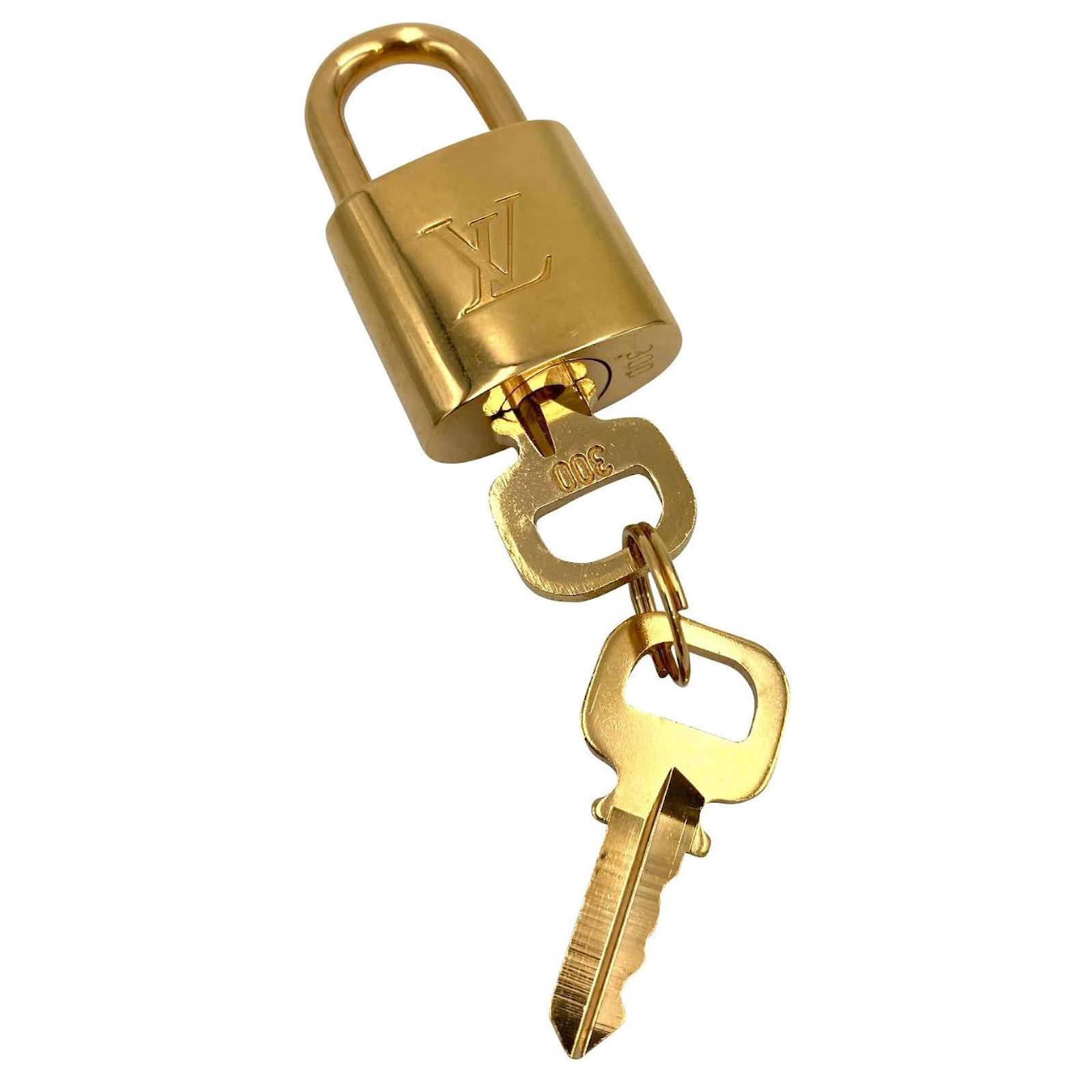 Louis Vuitton padlock 300 GOLD Golden Metal ref.624199 Joli Closet