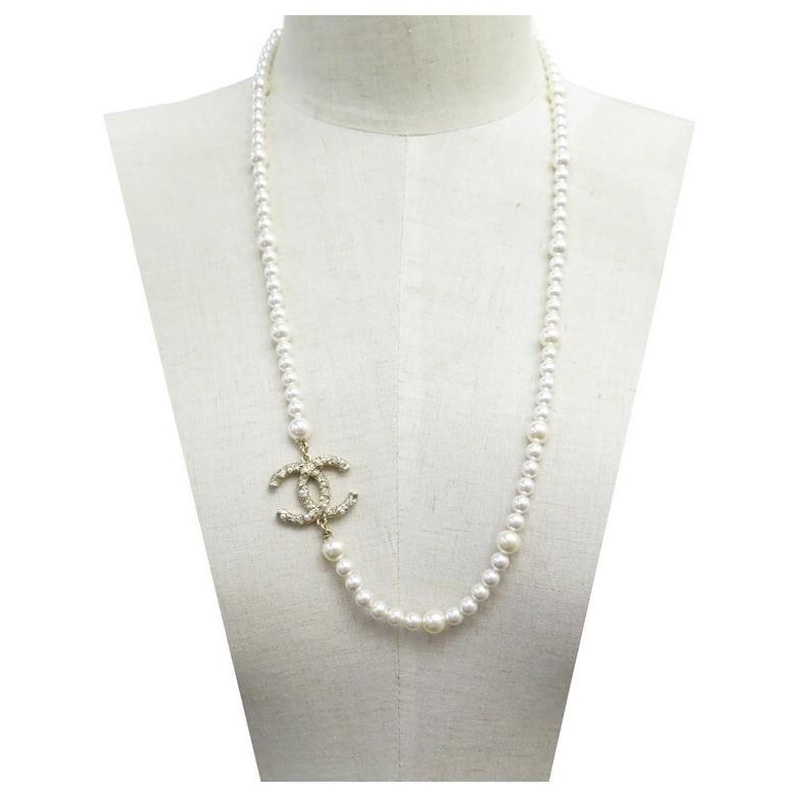 NEW CHANEL NECKLACE LOGO CC & PEARLS NECKLACE 70 CM IN GOLD METAL NECKLACE  Golden ref.624653 - Joli Closet