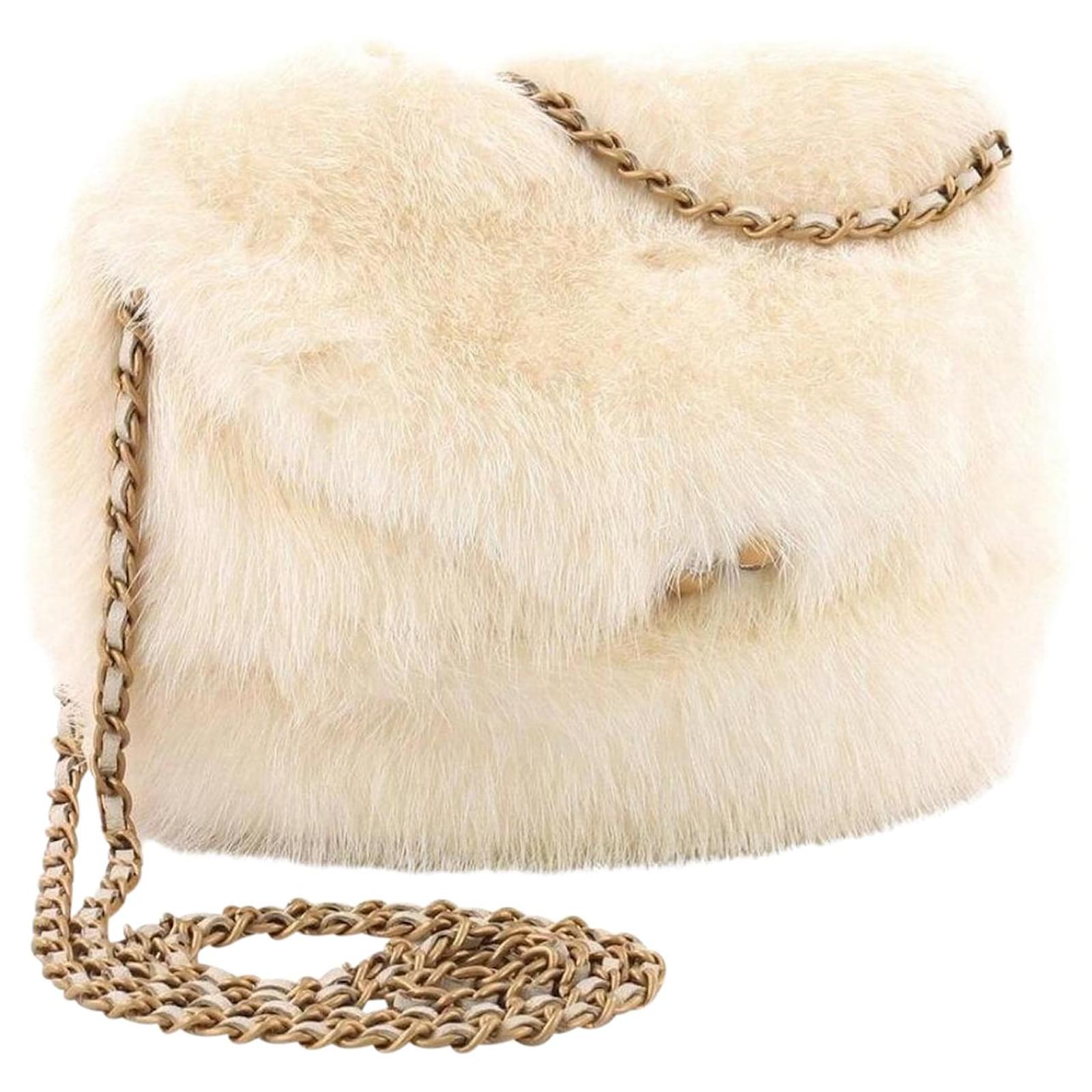 Chanel Fur Winter White Vintage Kisslock Very Rare Bag Leather ref.639212 -  Joli Closet