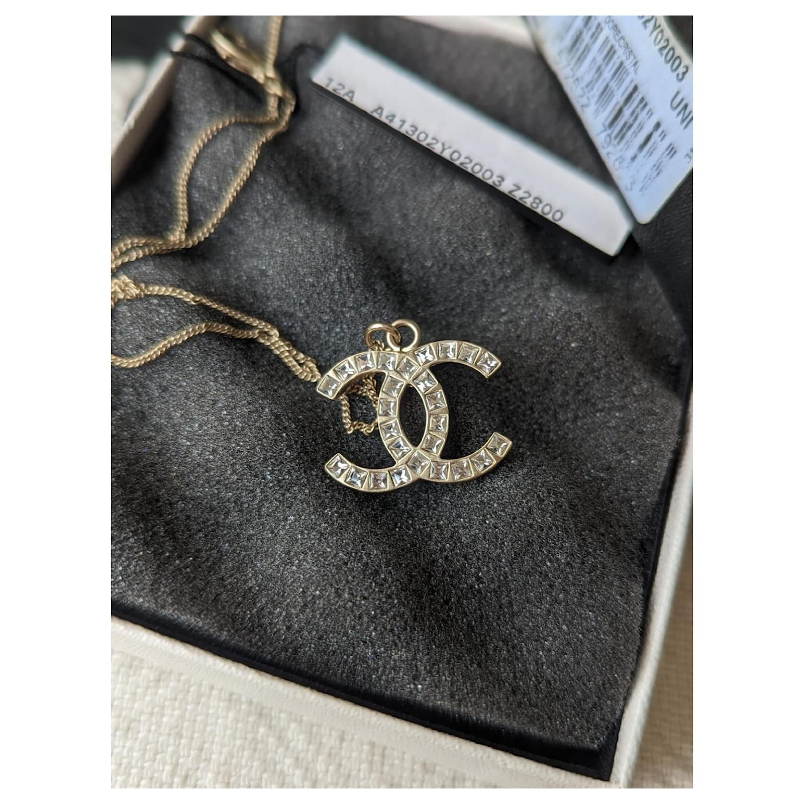 chanel pearl necklace with cc logo
