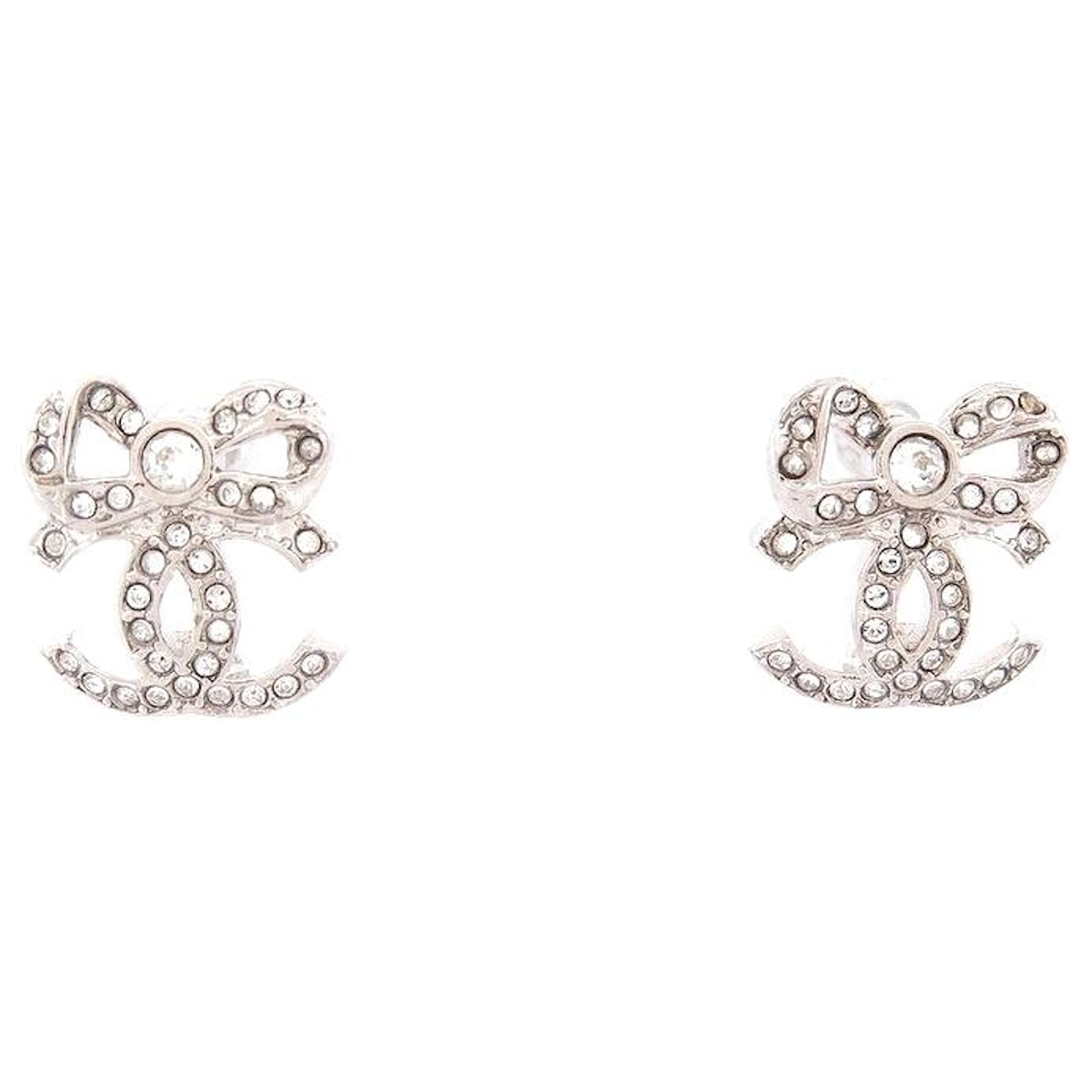 NEW EARRINGS CHANEL LOGO CC BOW AND SILVER METAL STRASS EARRING Silvery  ref.650104 - Joli Closet