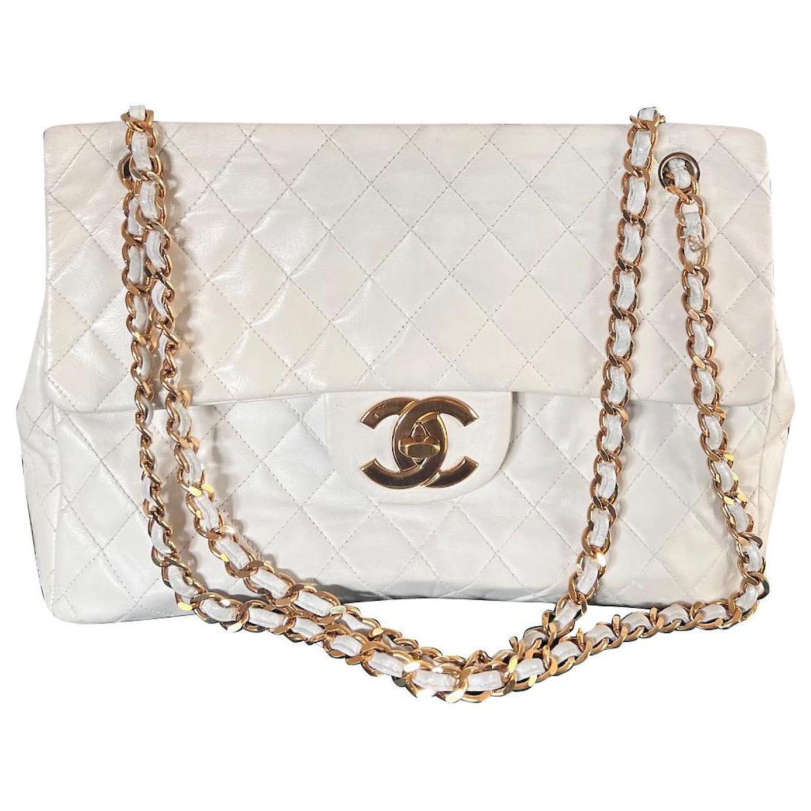 Timeless Chanel Classic Maxi logo flap White Gold hardware Lambskin  ref.656572 - Joli Closet