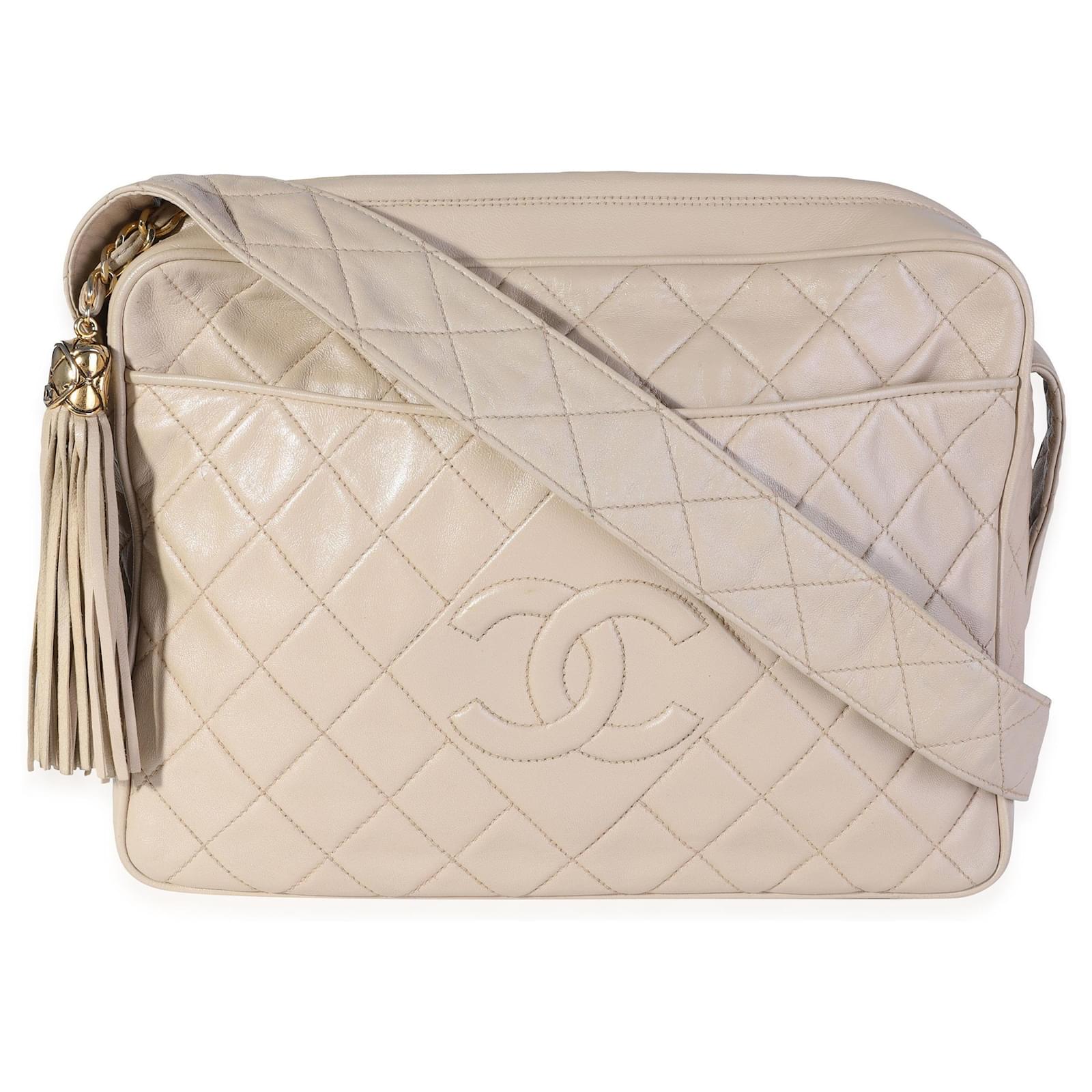 Chanel - Sac à bandoulière en cuir d'agneau matelassé noir avec pampilles et chaîne - En vente