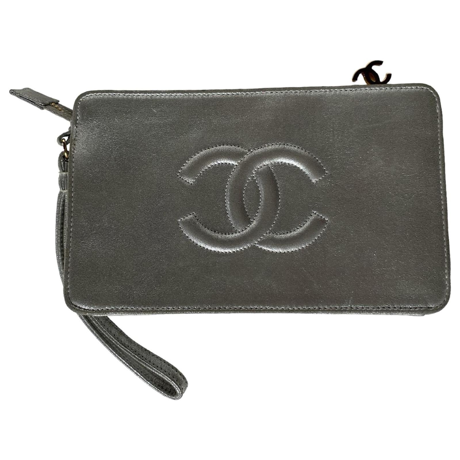 Chanel Clutch bags Silvery Leather ref.659946 Joli Closet