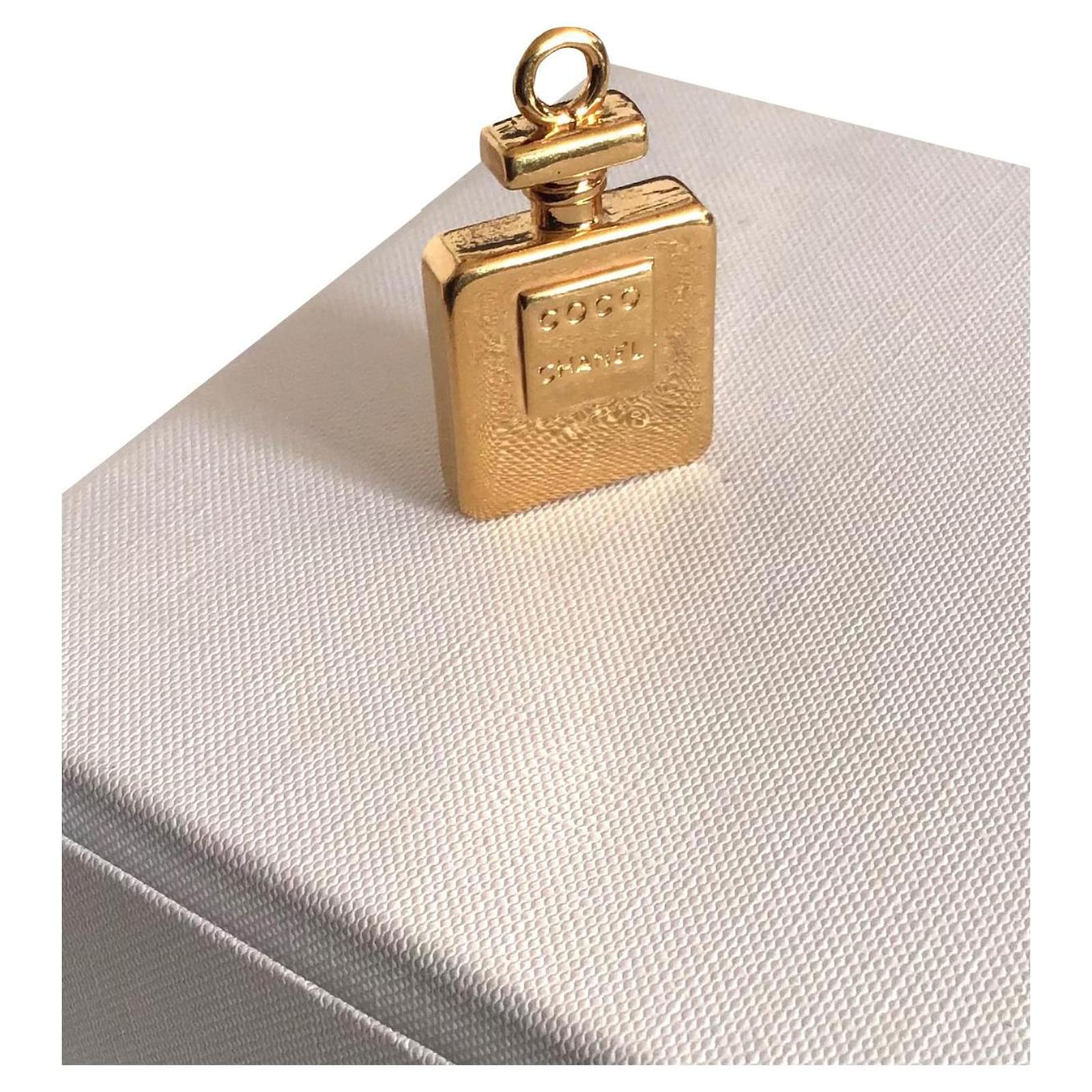 Chanel Pendant Black White gold ref.69701 - Joli Closet